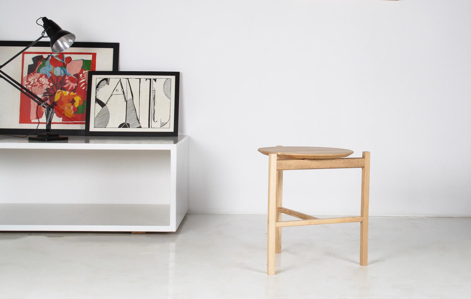 Ein modernistischer Bauhaus-Beistelltisch aus massiver Eiche, eine perfekte Mischung aus Stil und Funktionalität. Dieses elegante Möbelstück verfügt über eine glatte, runde Platte aus hochwertigem Eichenholz, die sowohl optisch auffällig als auch