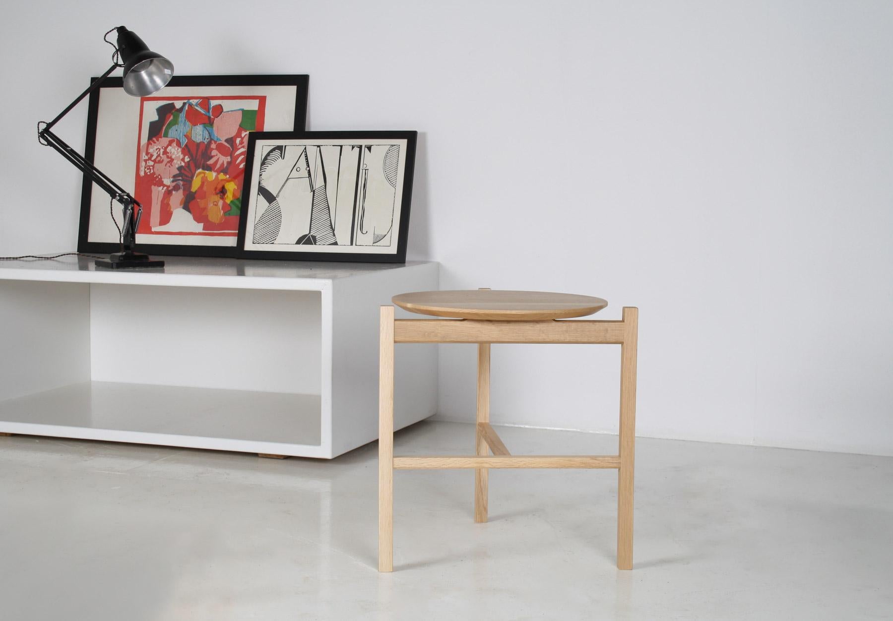 Modernistischer Bauhaus-Beistelltisch aus japanischer Eiche - runde Platte (Postmoderne) im Angebot