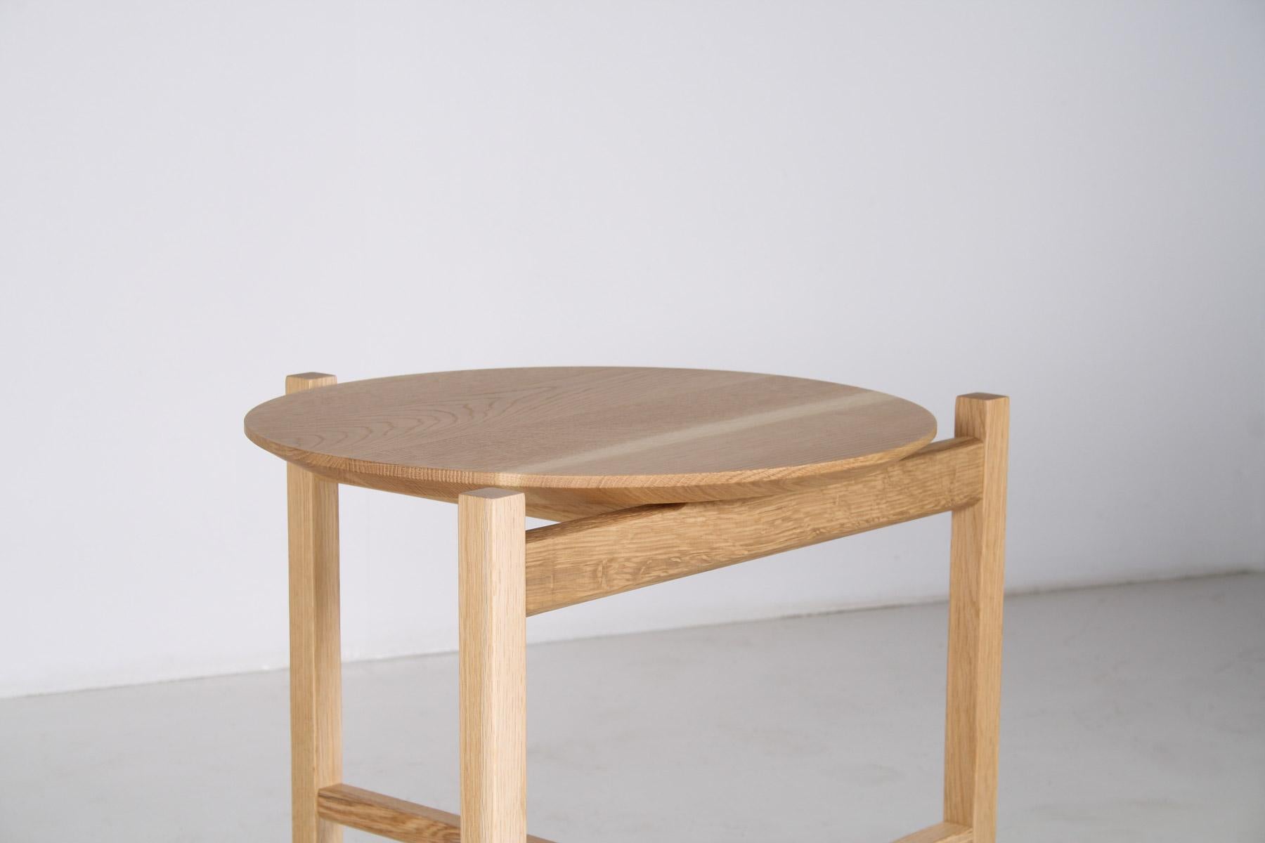 Modernistischer Bauhaus-Beistelltisch aus japanischer Eiche - runde Platte (Eichenholz) im Angebot