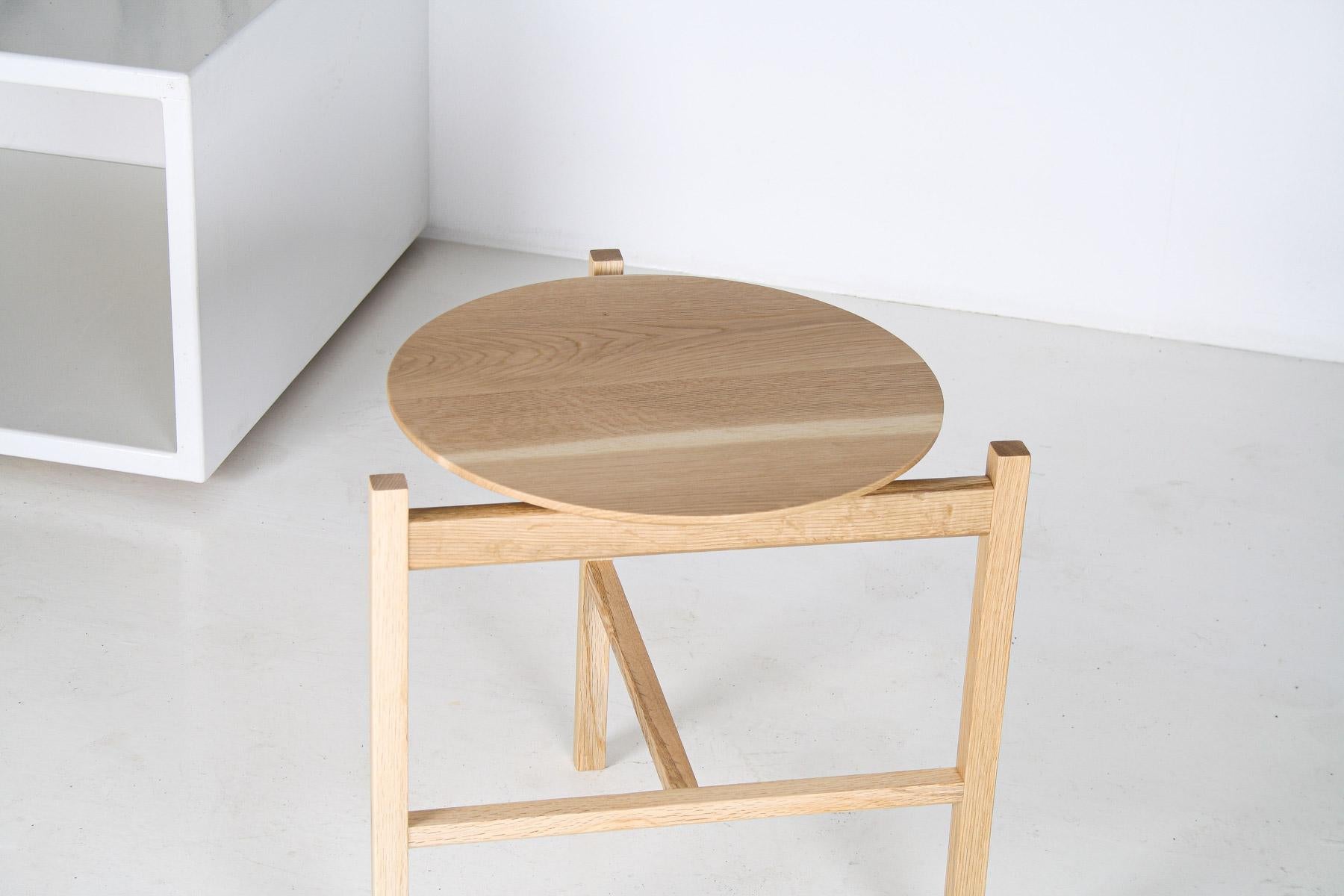 Modernistischer Bauhaus-Beistelltisch aus japanischer Eiche - runde Platte im Angebot 1