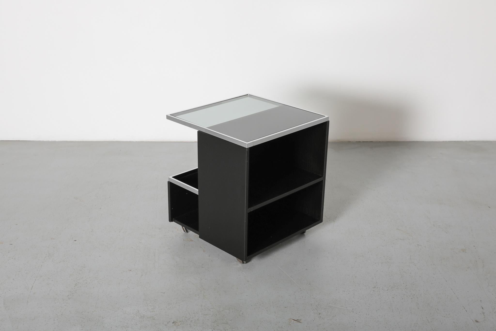 Carrello da bar nero in stile modernista Bauhaus con piano in vetro fumé in vendita 2