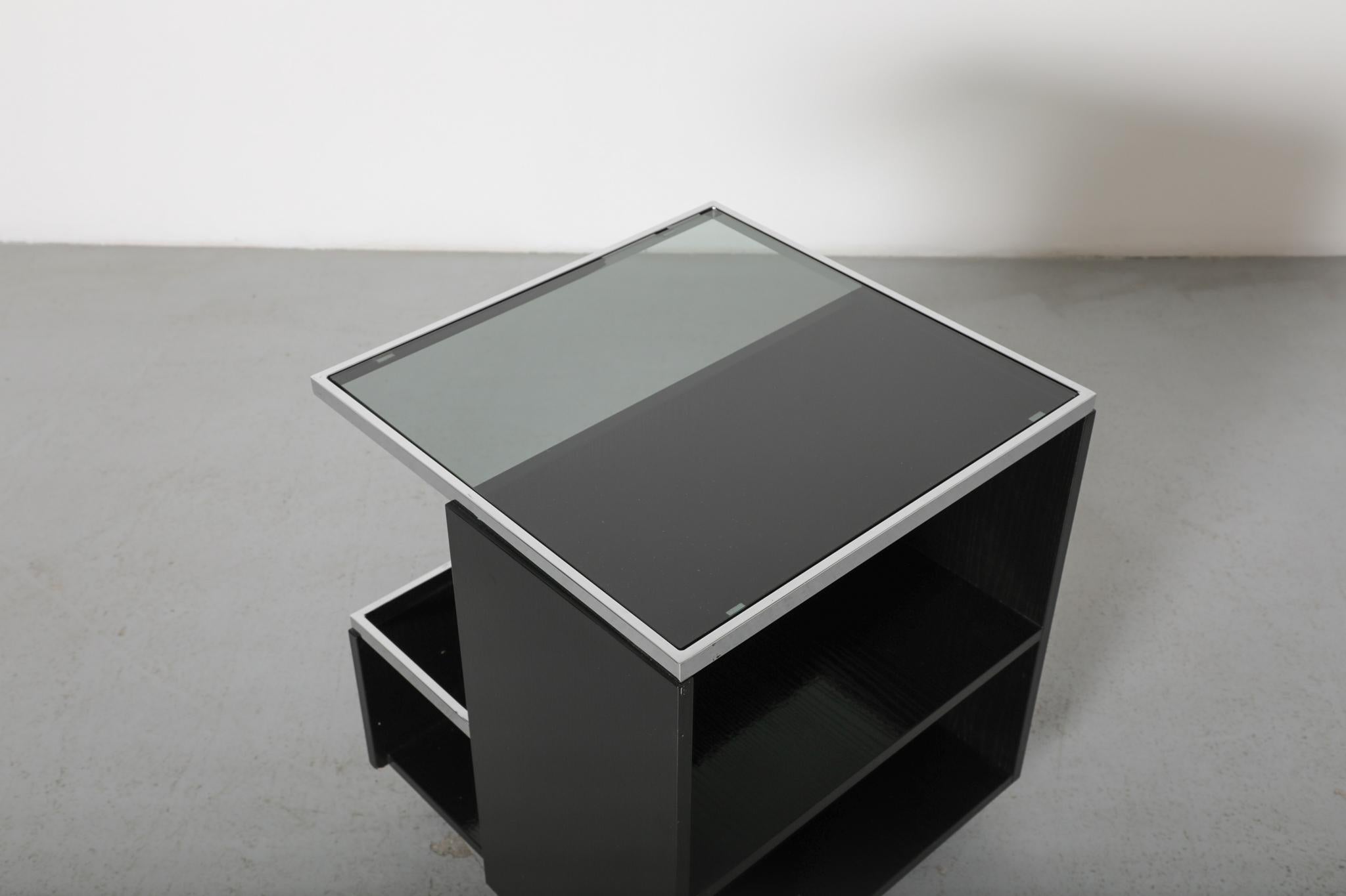Carrello da bar nero in stile modernista Bauhaus con piano in vetro fumé in vendita 3