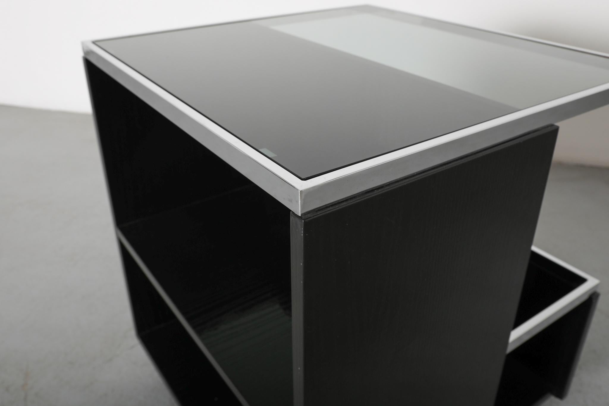 Carrello da bar nero in stile modernista Bauhaus con piano in vetro fumé in vendita 4