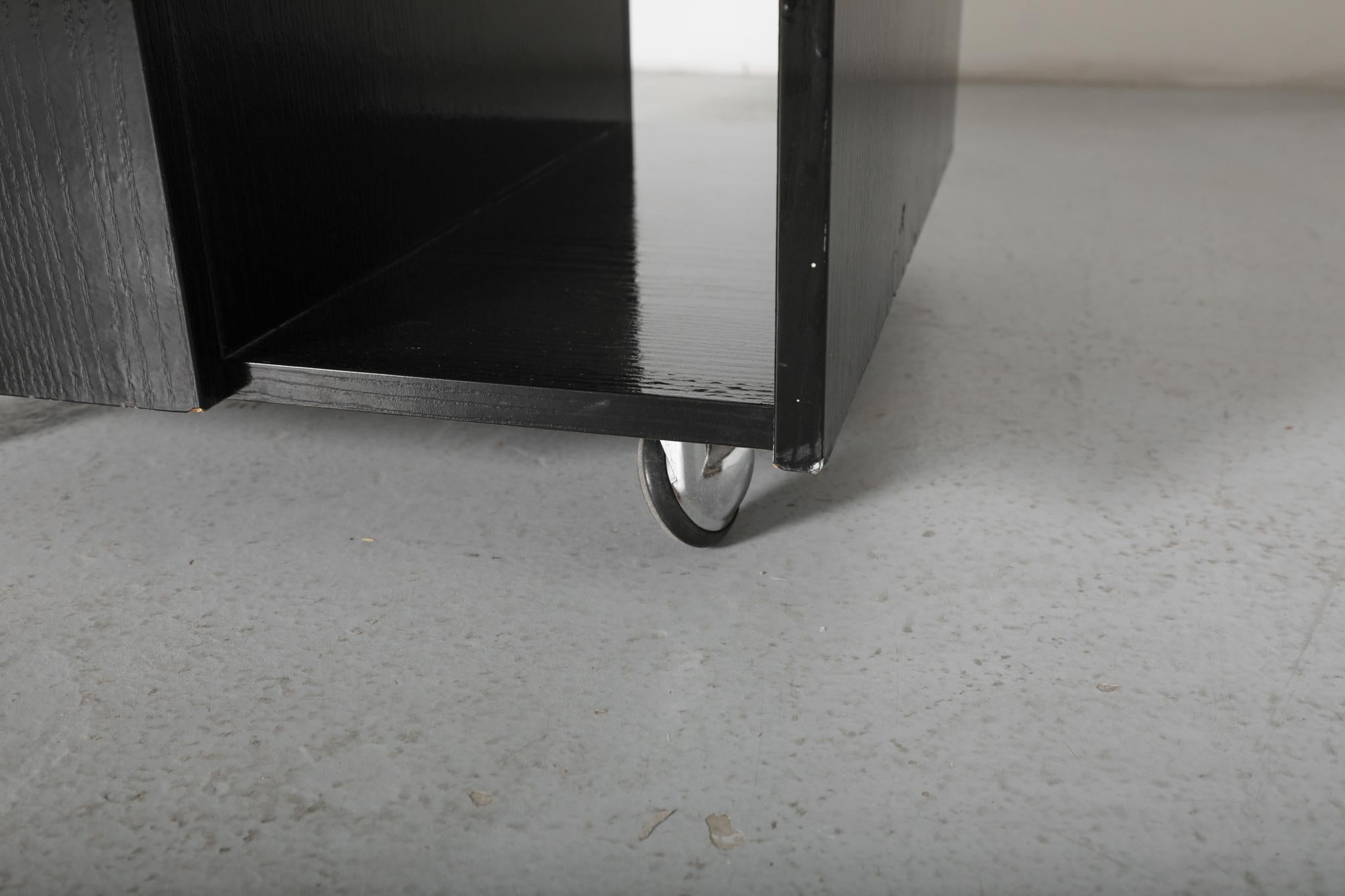 Carrello da bar nero in stile modernista Bauhaus con piano in vetro fumé in vendita 5