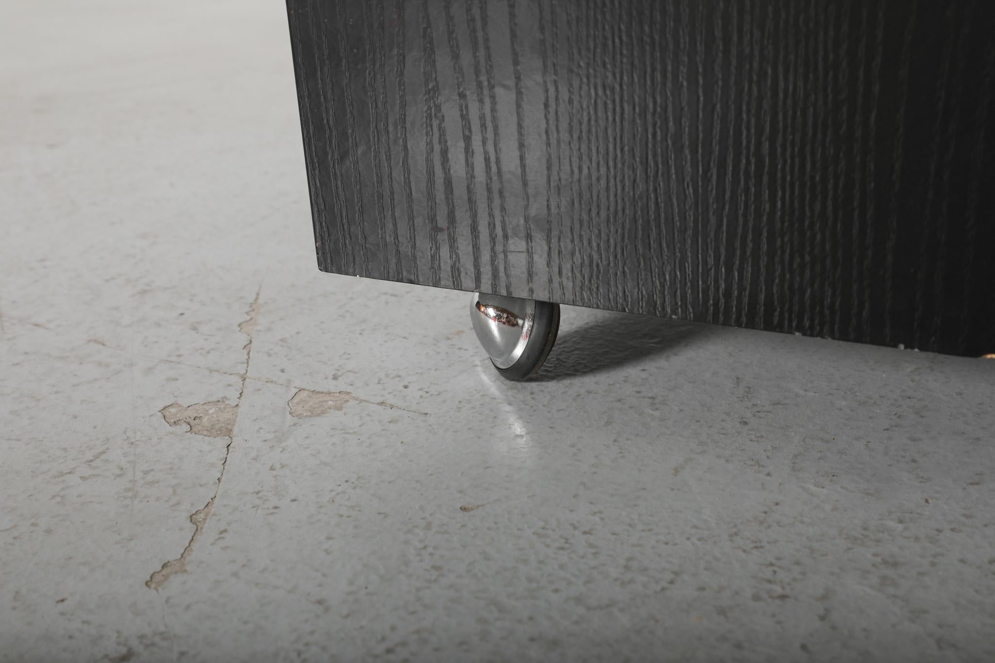 Carrello da bar nero in stile modernista Bauhaus con piano in vetro fumé in vendita 6