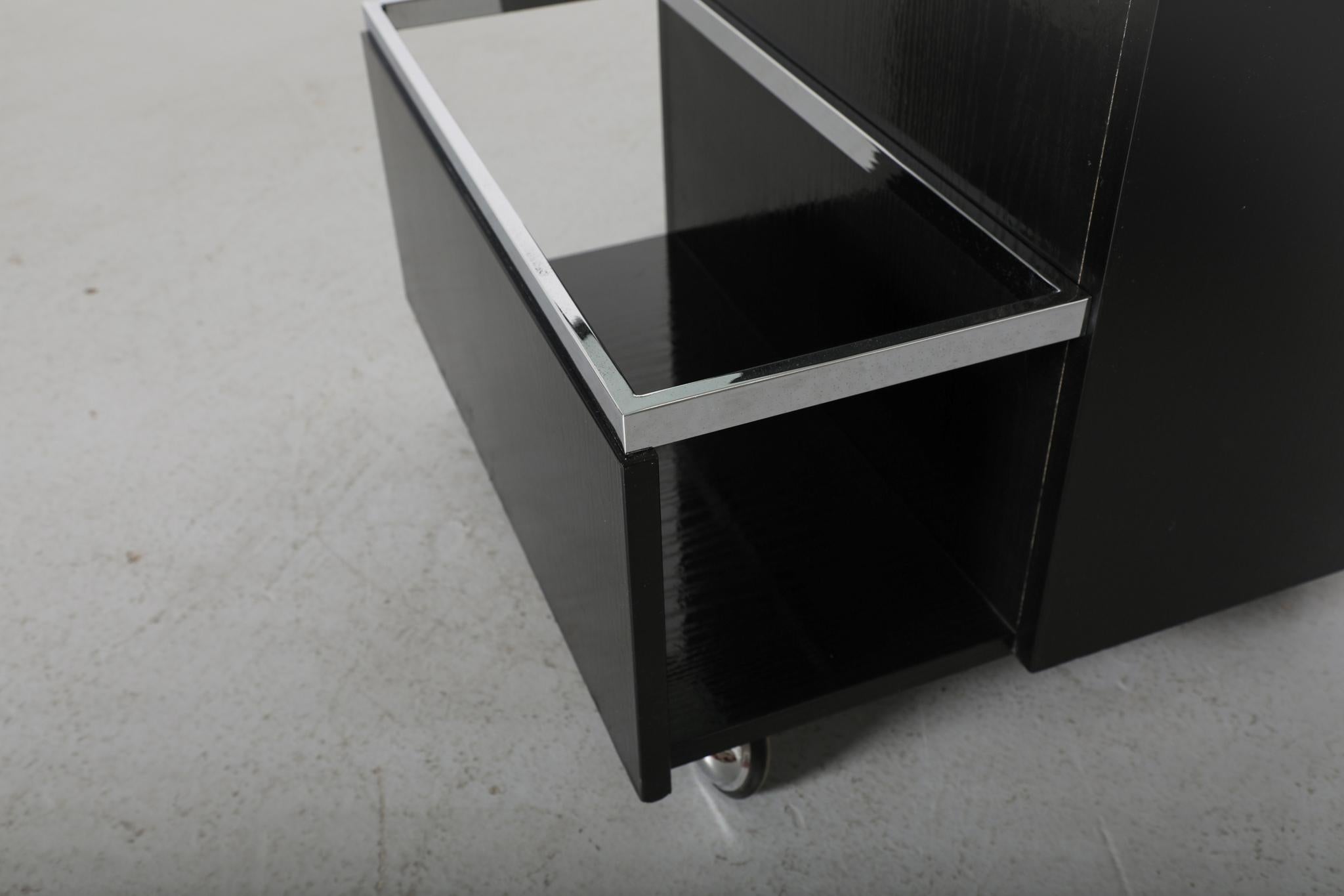 Carrello da bar nero in stile modernista Bauhaus con piano in vetro fumé in vendita 7