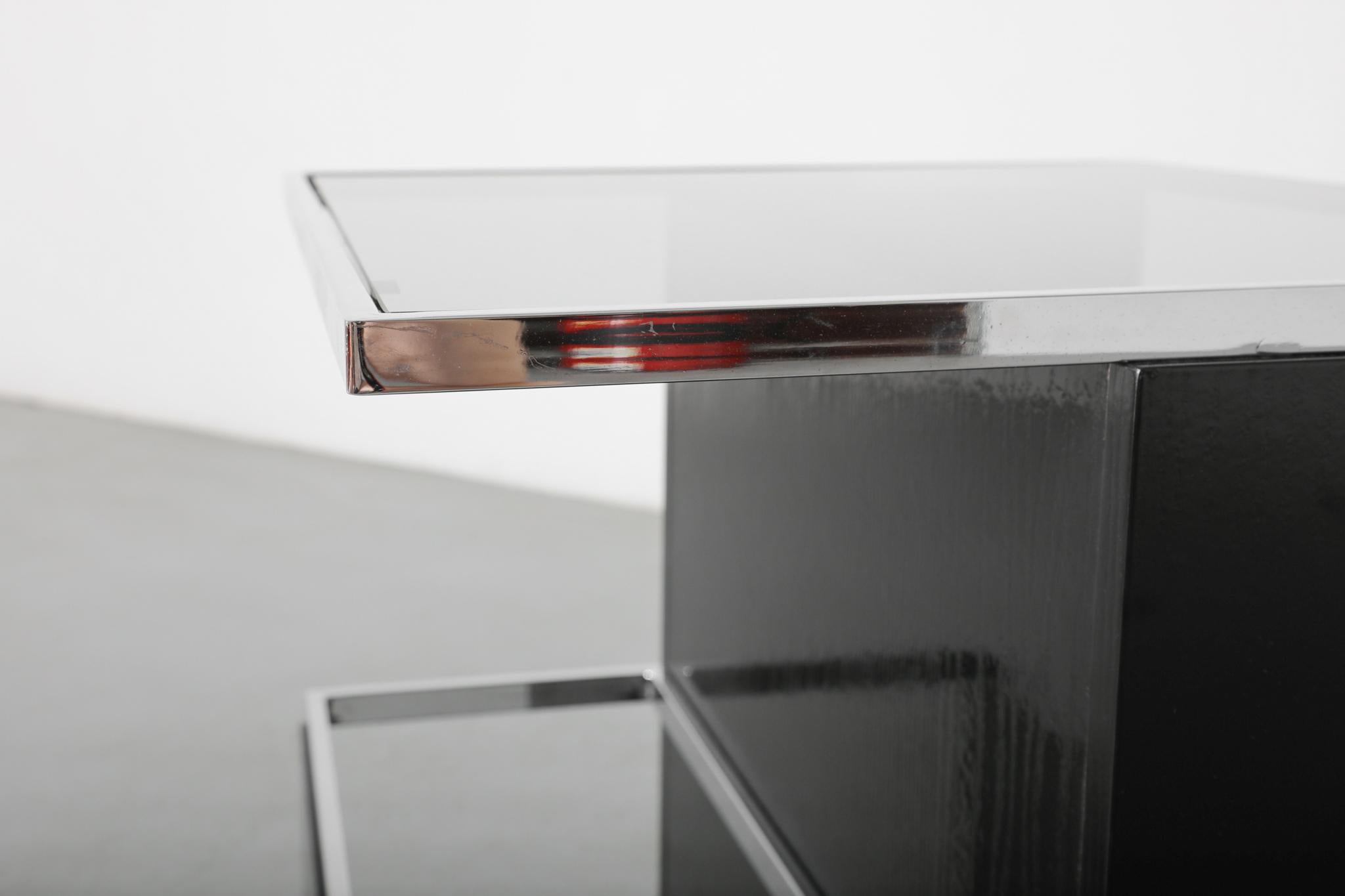 Carrello da bar nero in stile modernista Bauhaus con piano in vetro fumé in vendita 8