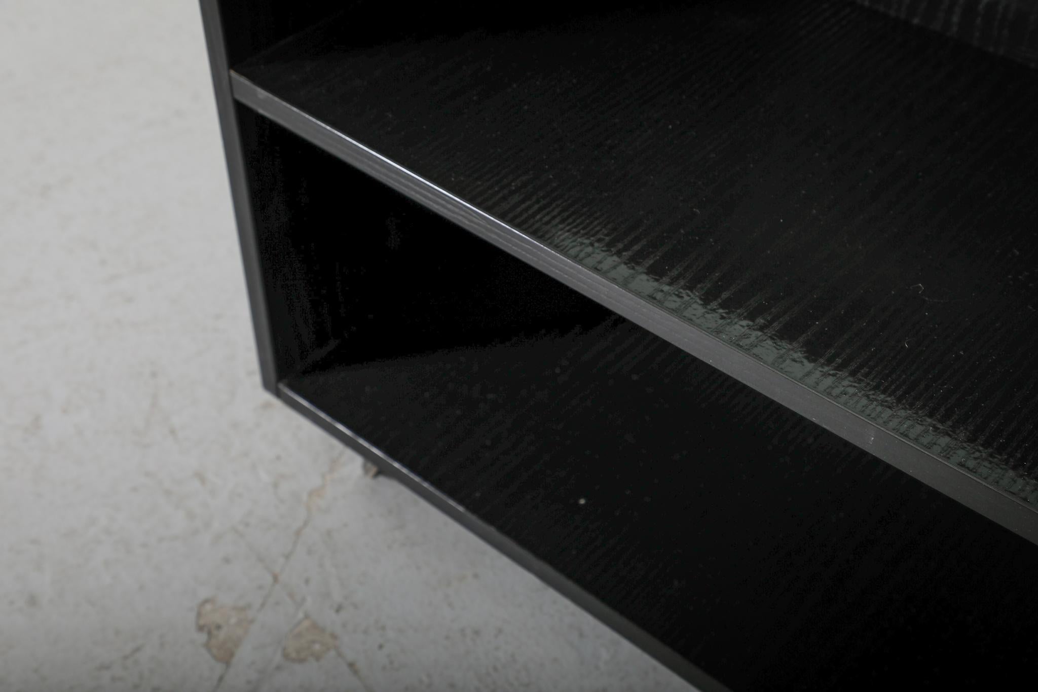 Carrello da bar nero in stile modernista Bauhaus con piano in vetro fumé in vendita 11