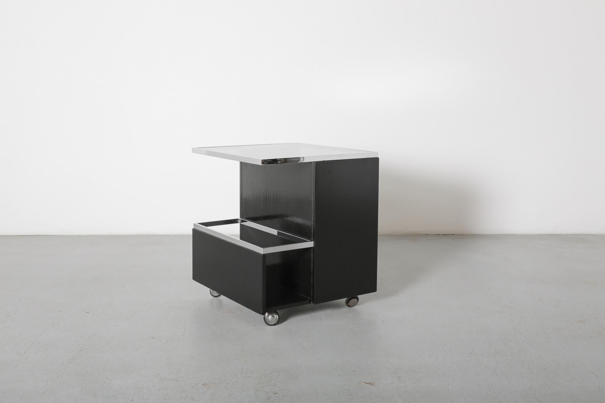 Carrello da bar nero in stile modernista Bauhaus con piano in vetro fumé in vendita 12