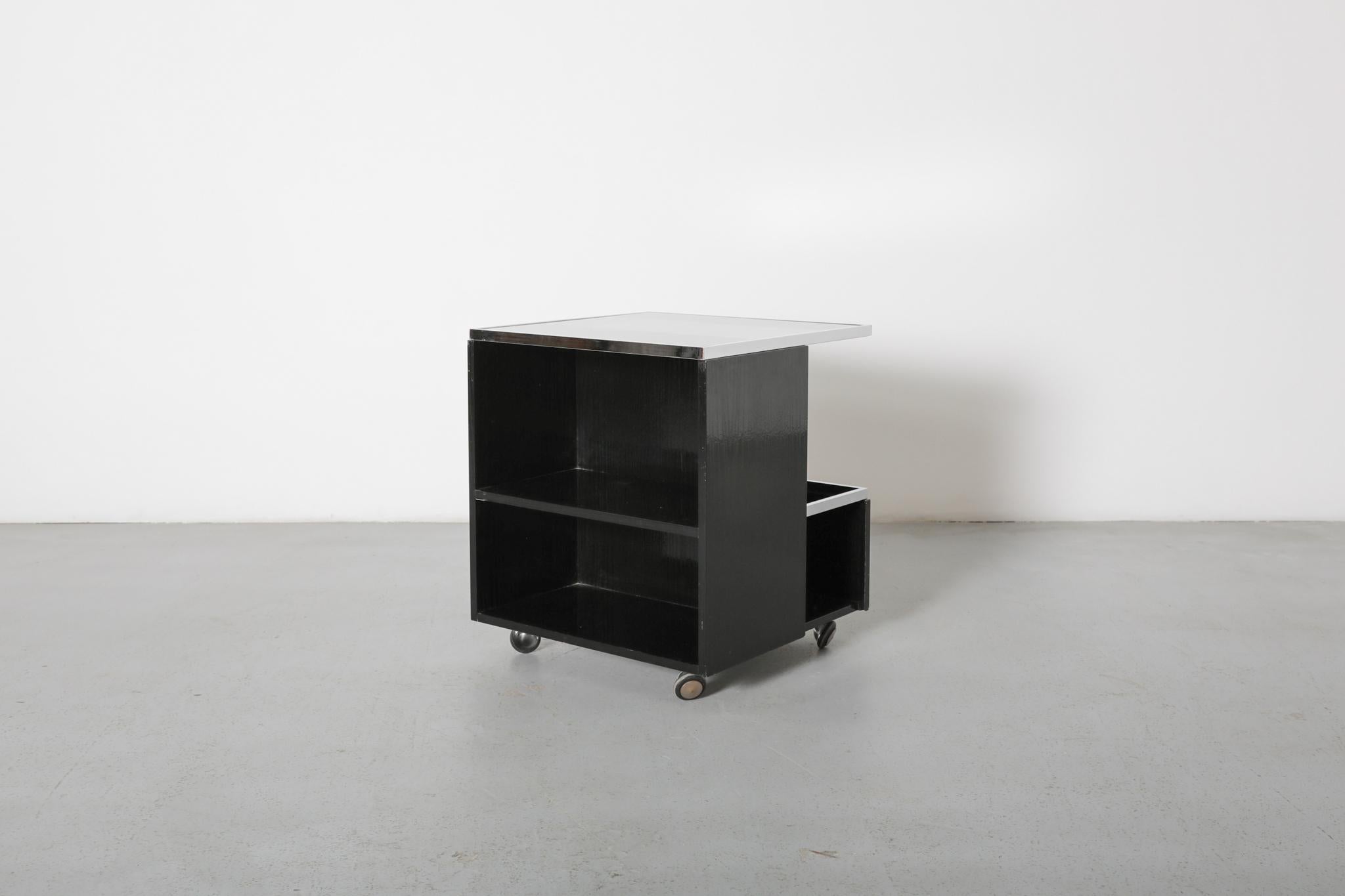 Italiano Carrello da bar nero in stile modernista Bauhaus con piano in vetro fumé in vendita