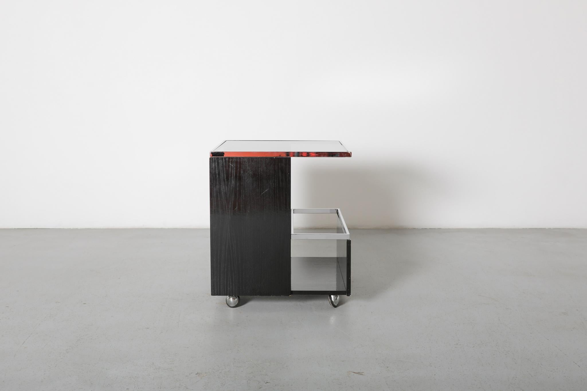 Laccato Carrello da bar nero in stile modernista Bauhaus con piano in vetro fumé in vendita