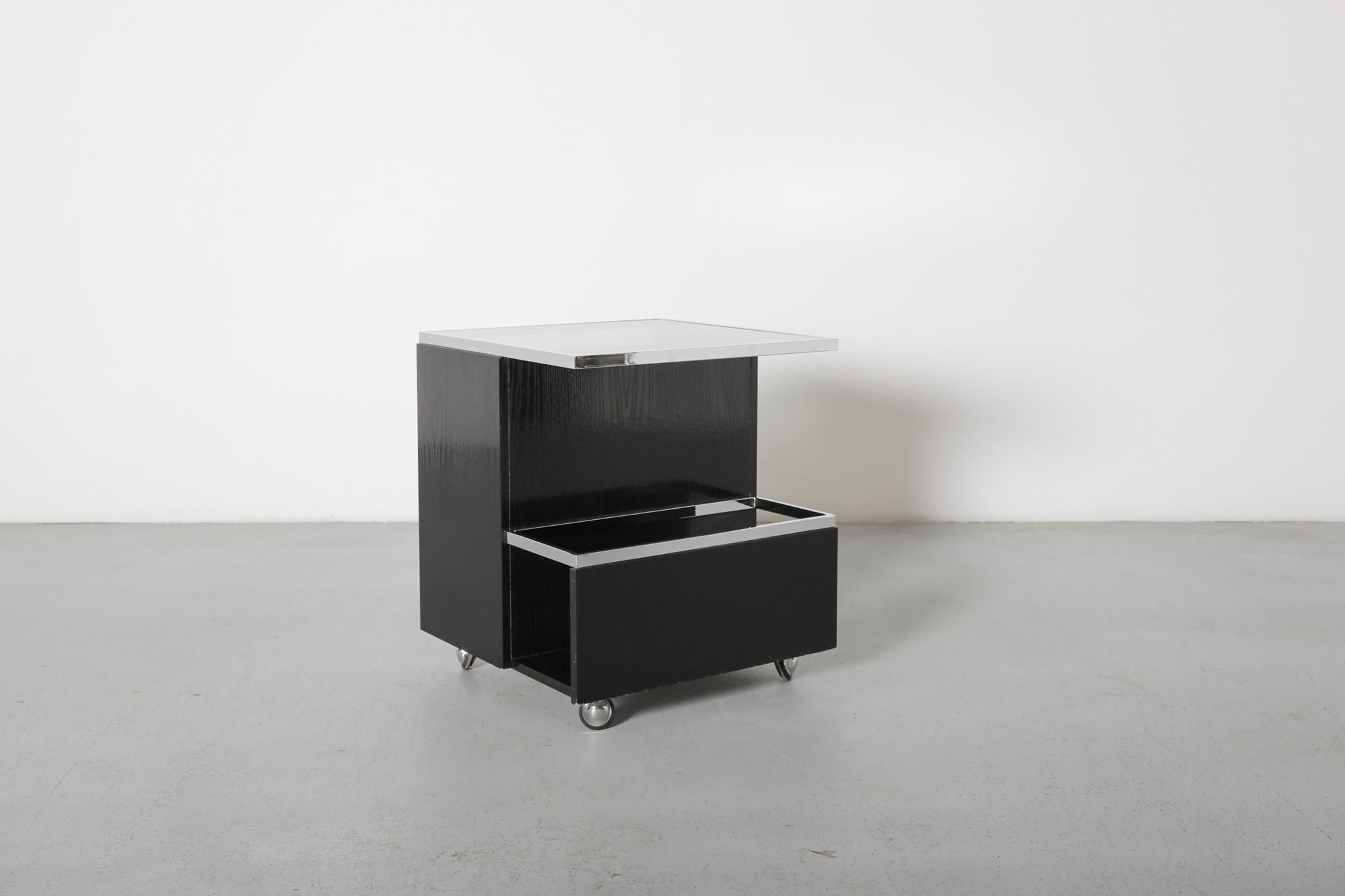 Carrello da bar nero in stile modernista Bauhaus con piano in vetro fumé In condizioni buone in vendita a Los Angeles, CA
