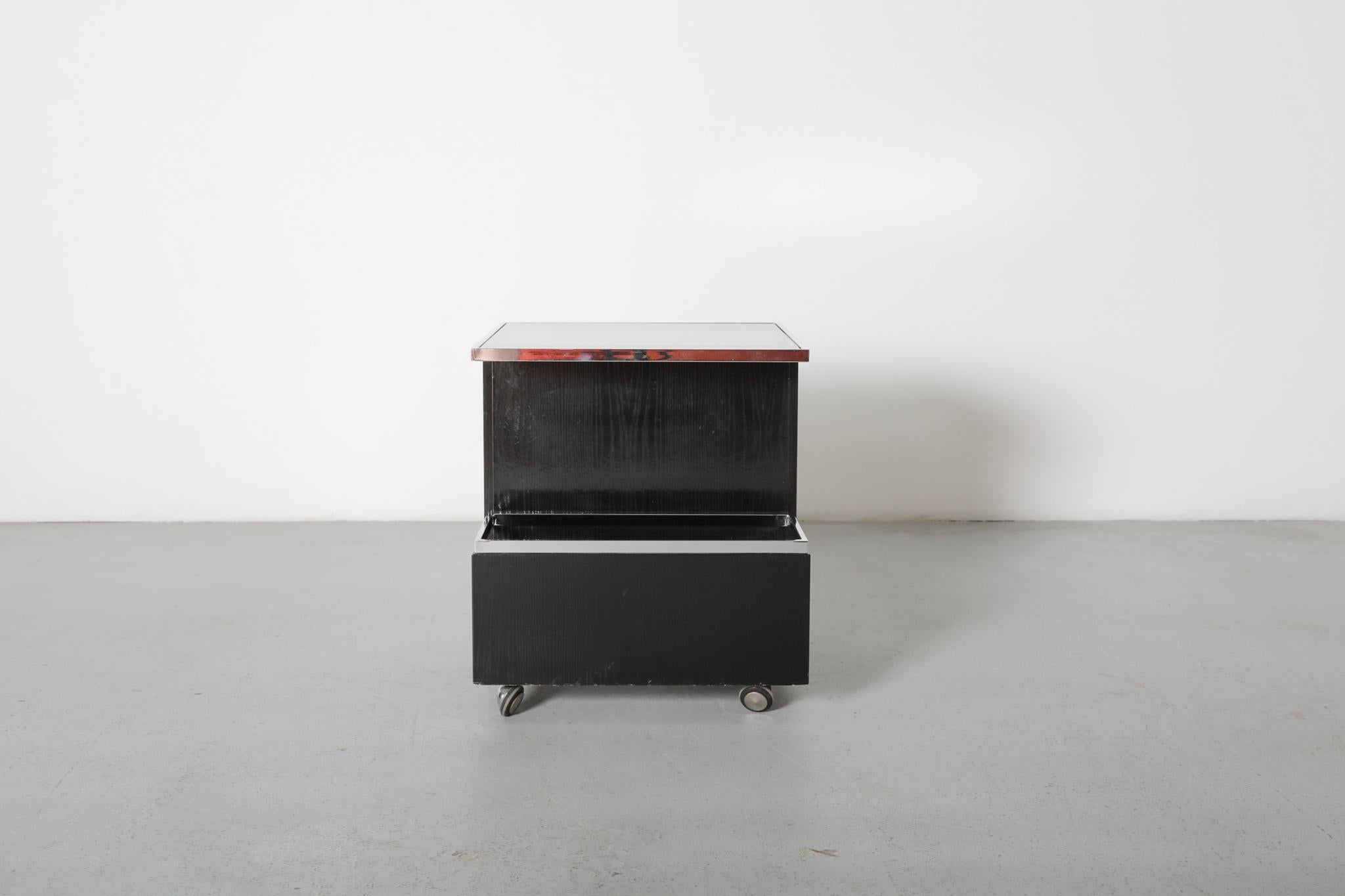 Fine XX secolo Carrello da bar nero in stile modernista Bauhaus con piano in vetro fumé in vendita