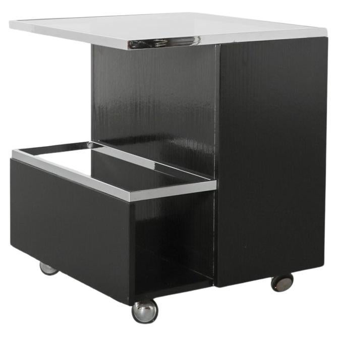 Carrello da bar nero in stile modernista Bauhaus con piano in vetro fumé in vendita