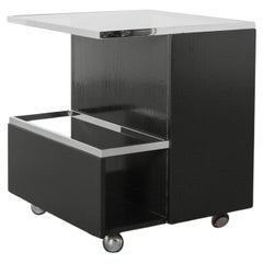 Carrello da bar nero in stile modernista Bauhaus con piano in vetro fumé