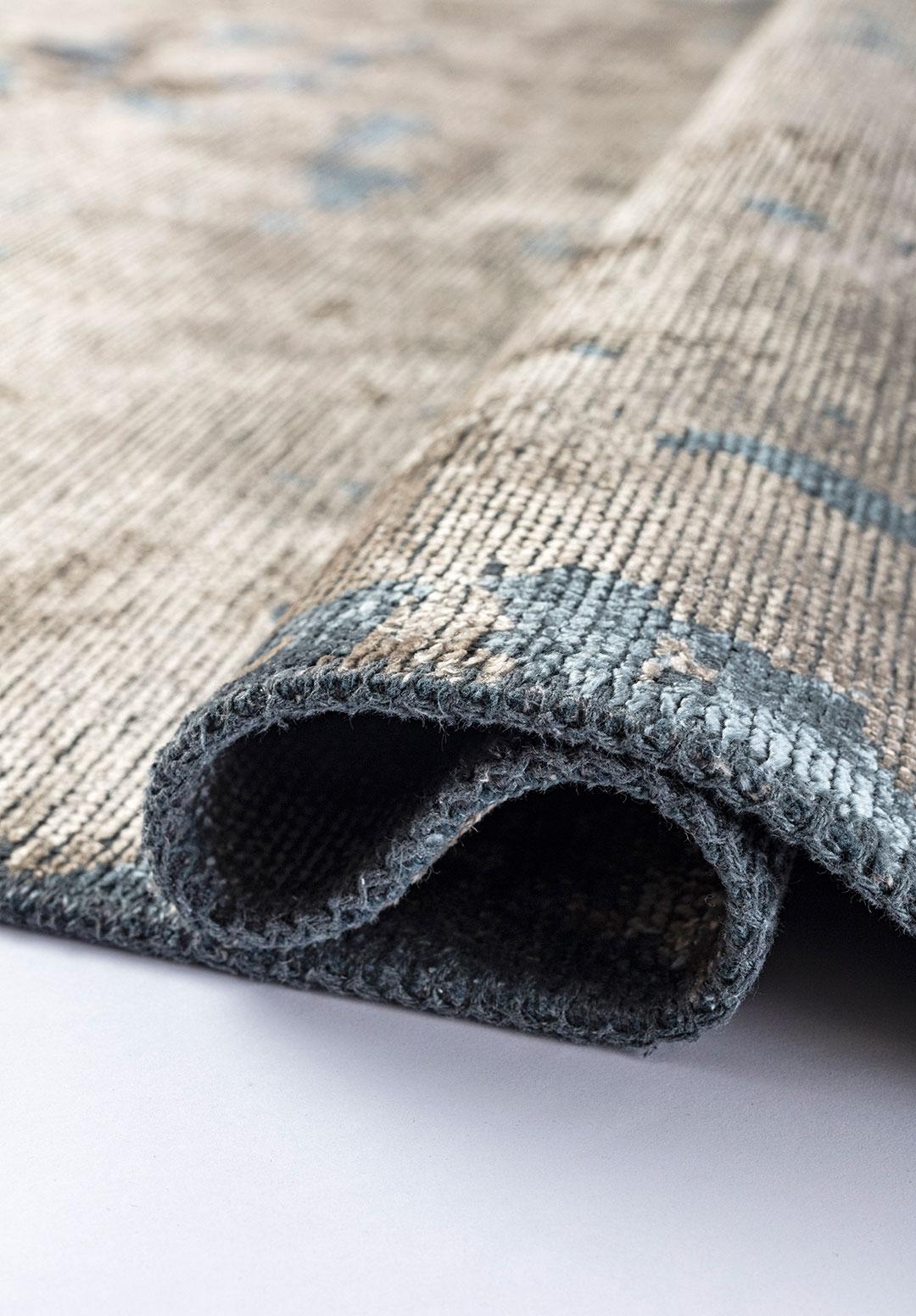 Modernistischer, luxuriöser, weicher Semi-Plüsch-Teppich mit abstraktem verblasstem Muster in Beige, Grau und Hellblau (Türkisch) im Angebot