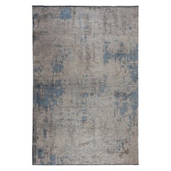 Tapis semi-pulvérisé moderniste beige, gris et bleu clair, à motif abstrait et décoloré