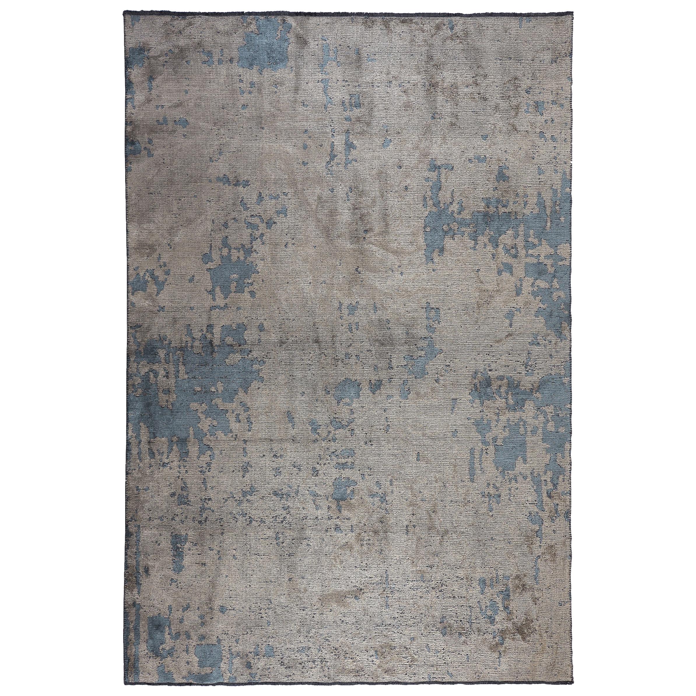 Tapis semi-pulvérisé moderniste beige, gris et bleu clair, à motif abstrait et décoloré