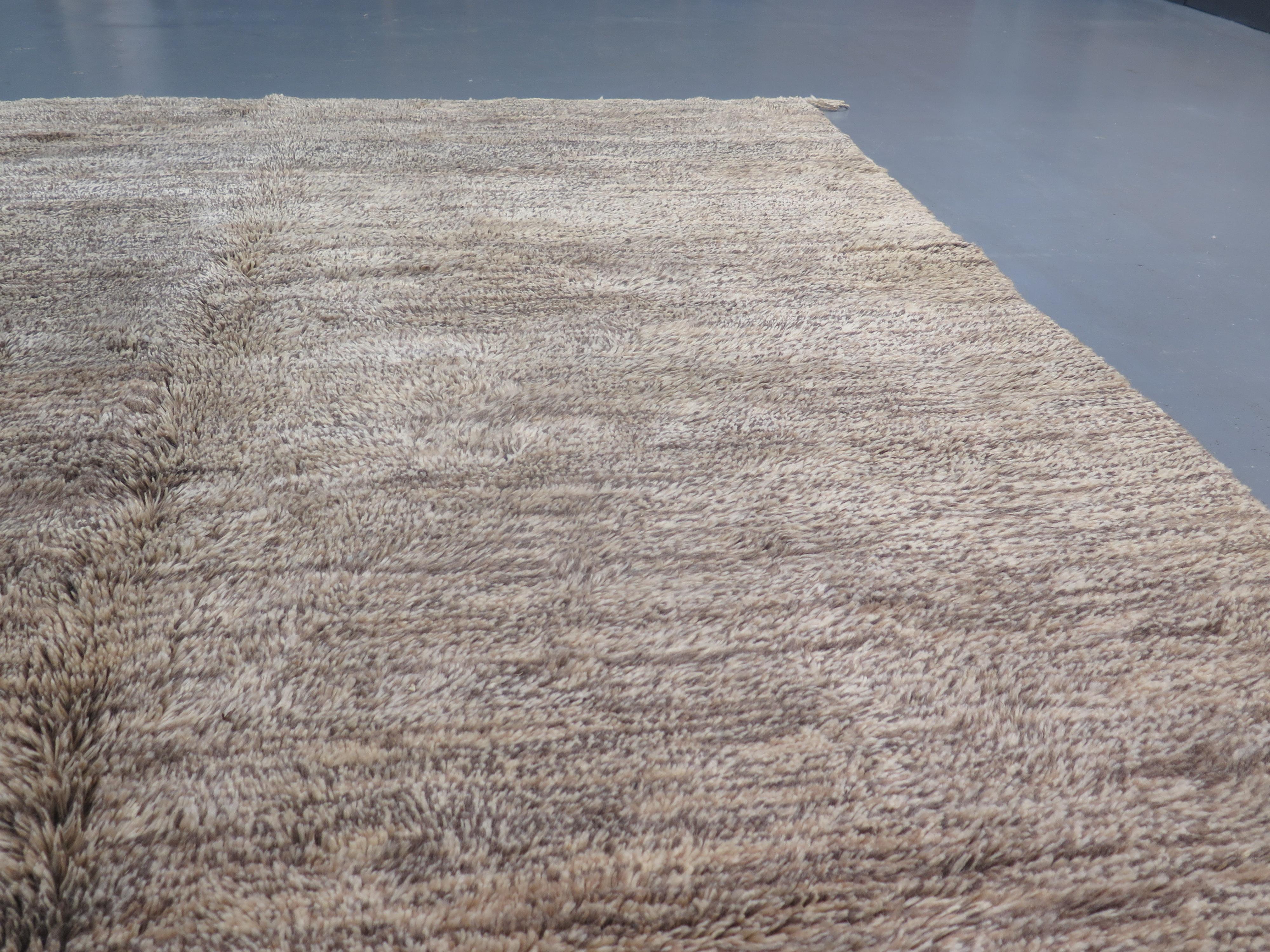 A contemporary Moroccan carpet, hand-knotted in high-grade wool, inspired by highly-sought after Mid-Century Modern Berber weavings, made popular by such designers as Alvar Aalto and Le Corbusier.

The natural abrash - or, colour variation - lent to