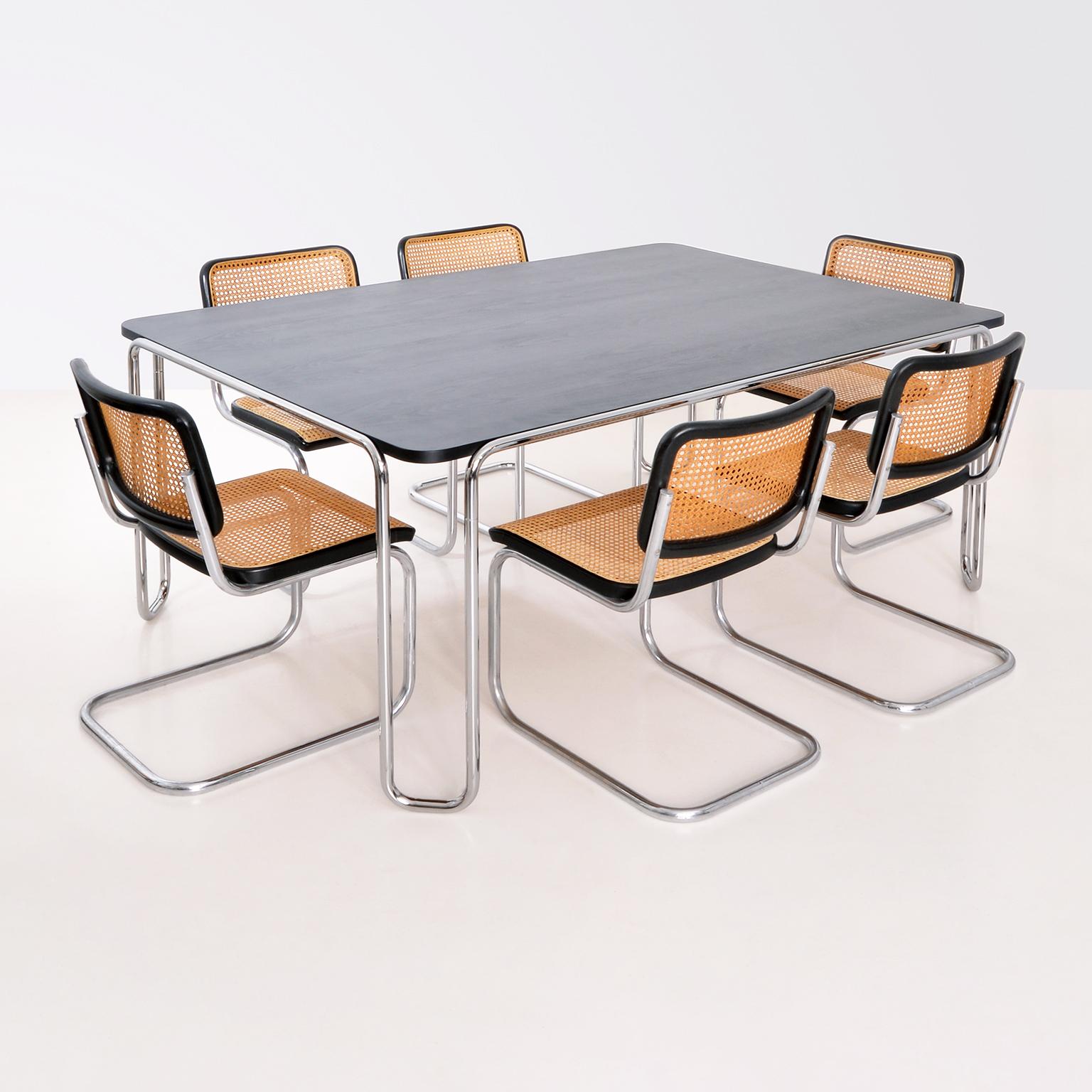 Moderne Table moderniste sur mesure en acier tubulaire ultra-fin, plateau en placage et teinture noire en vente