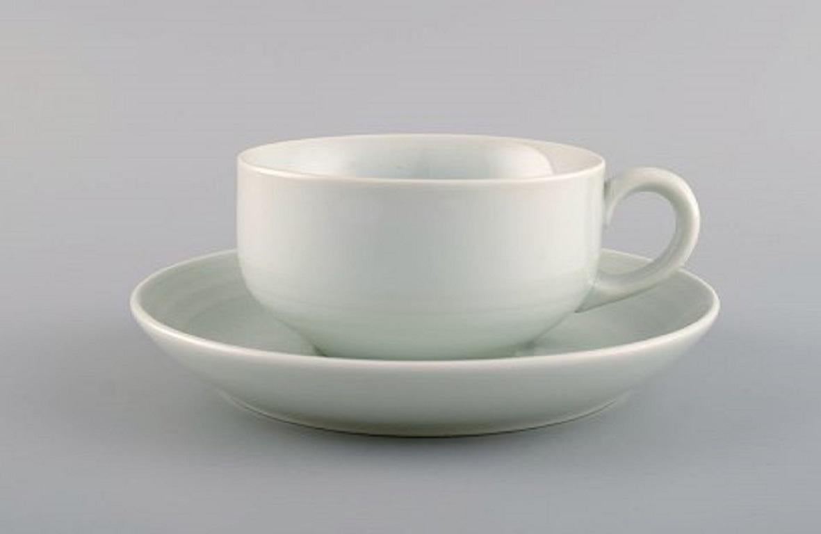 Modernist Bing and Grøndahl tea service for six people, 1960s.
Consisting of six teacups with saucers and six plates.
The teacup measures: 10 x 5.5 cm.
Saucer diameter 16.3 cm.
Plate diameter 17 cm.
In excellent condition.
Stamped.
1st
