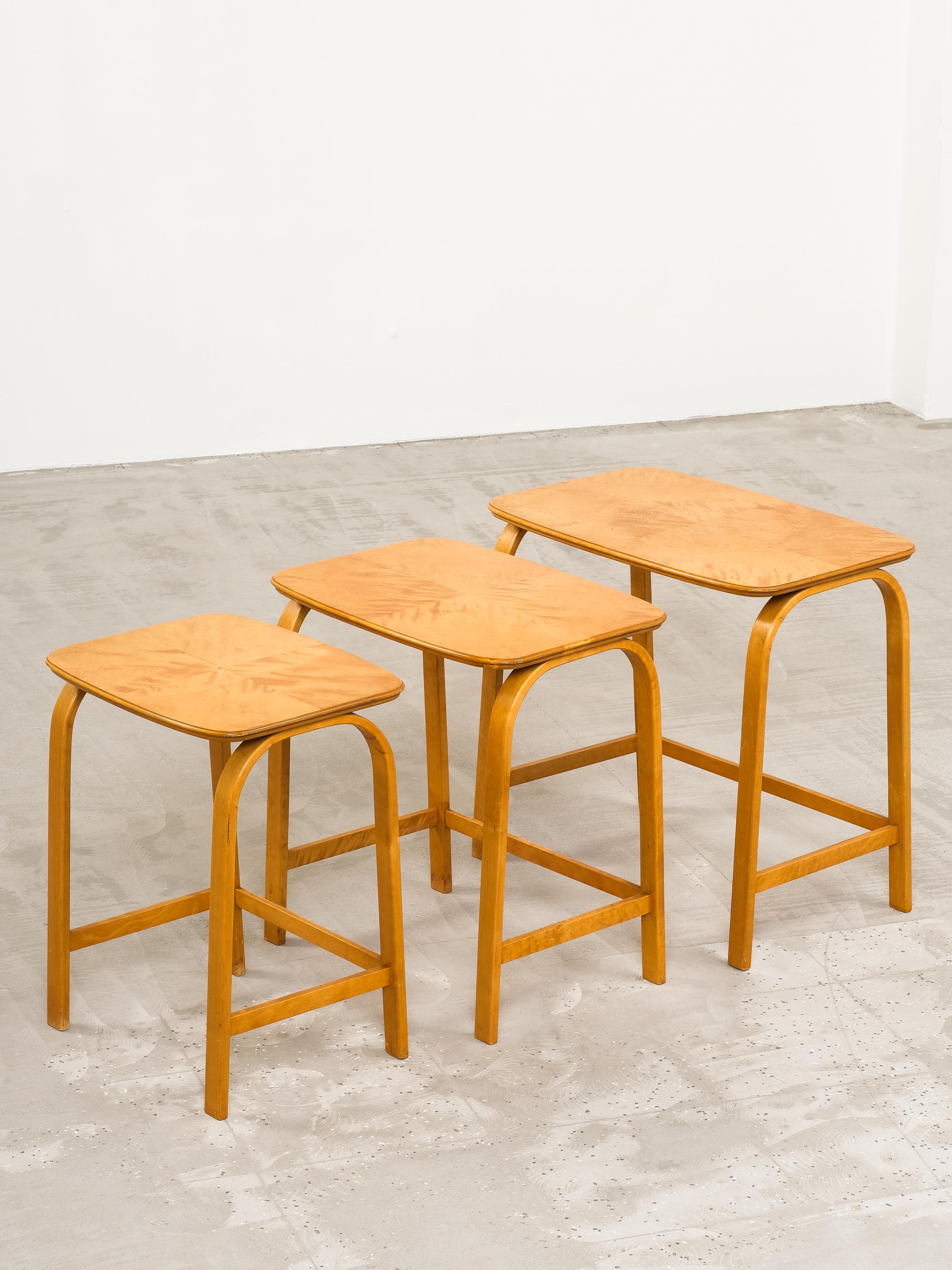 Modernistische Beistelltische aus Birke von Axel Larsson, Schweden, 1940er Jahre im Zustand „Gut“ im Angebot in Karis, Nyland