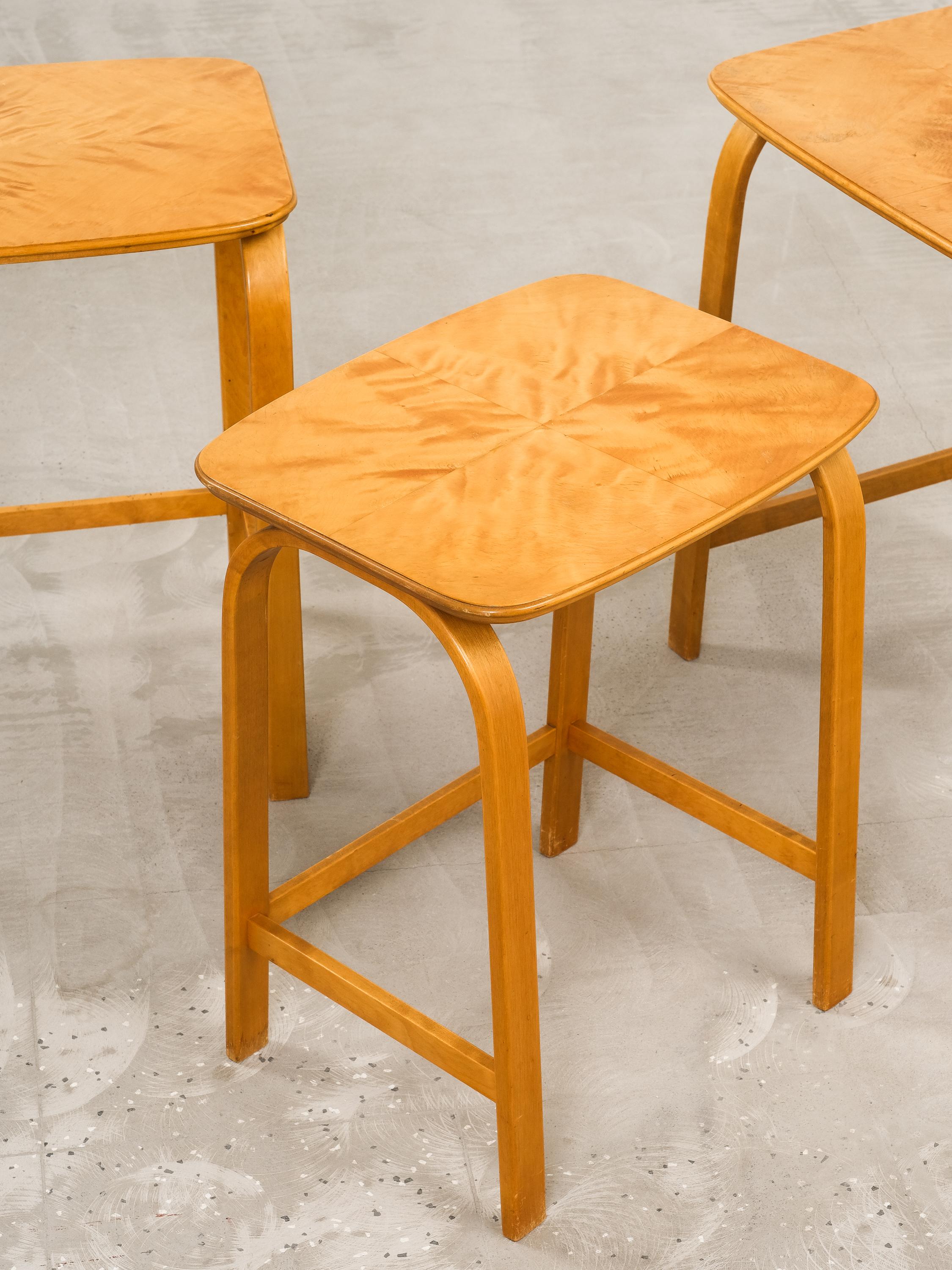 Modernistische Beistelltische aus Birke von Axel Larsson, Schweden, 1940er Jahre im Angebot 1