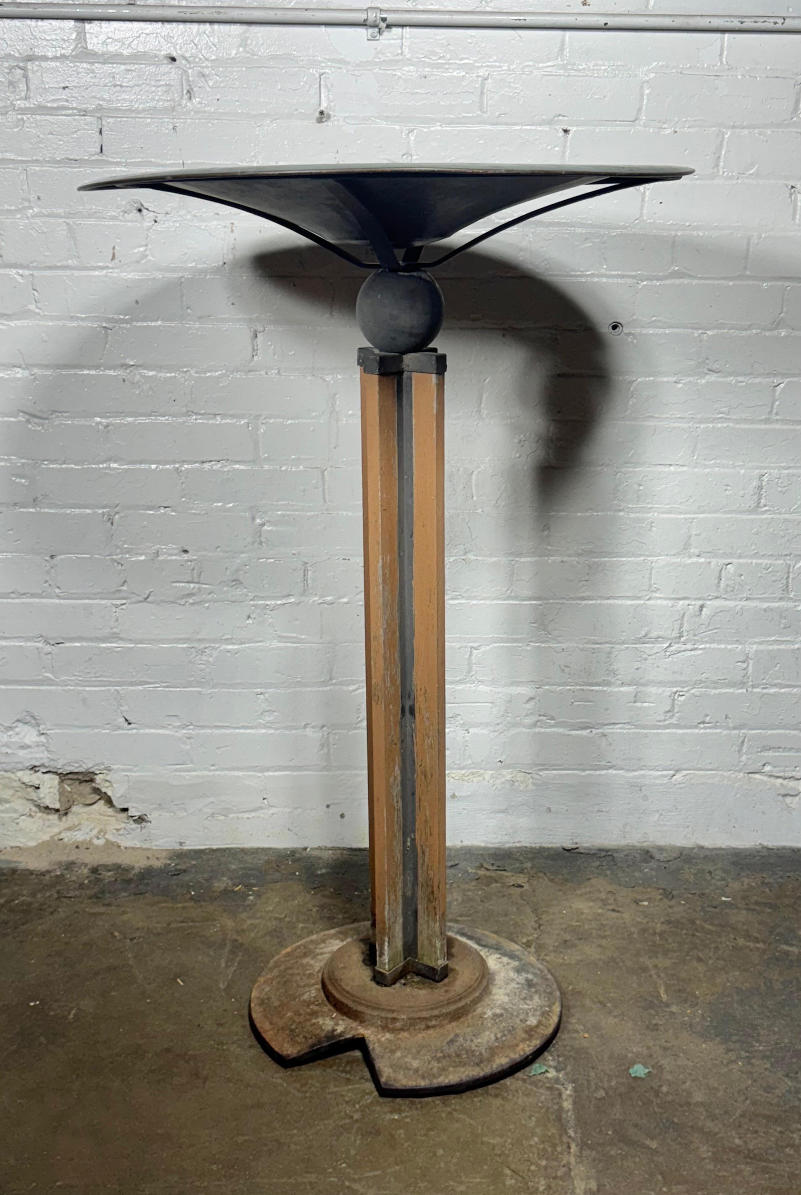 Modernist Bird Bath BY Tom Torrens Ca. 1980-1990's im Zustand „Starke Gebrauchsspuren“ im Angebot in Buffalo, NY