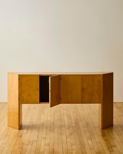 Credenza modernista in acero Birdseye con lati inclinati, 1975 ca.