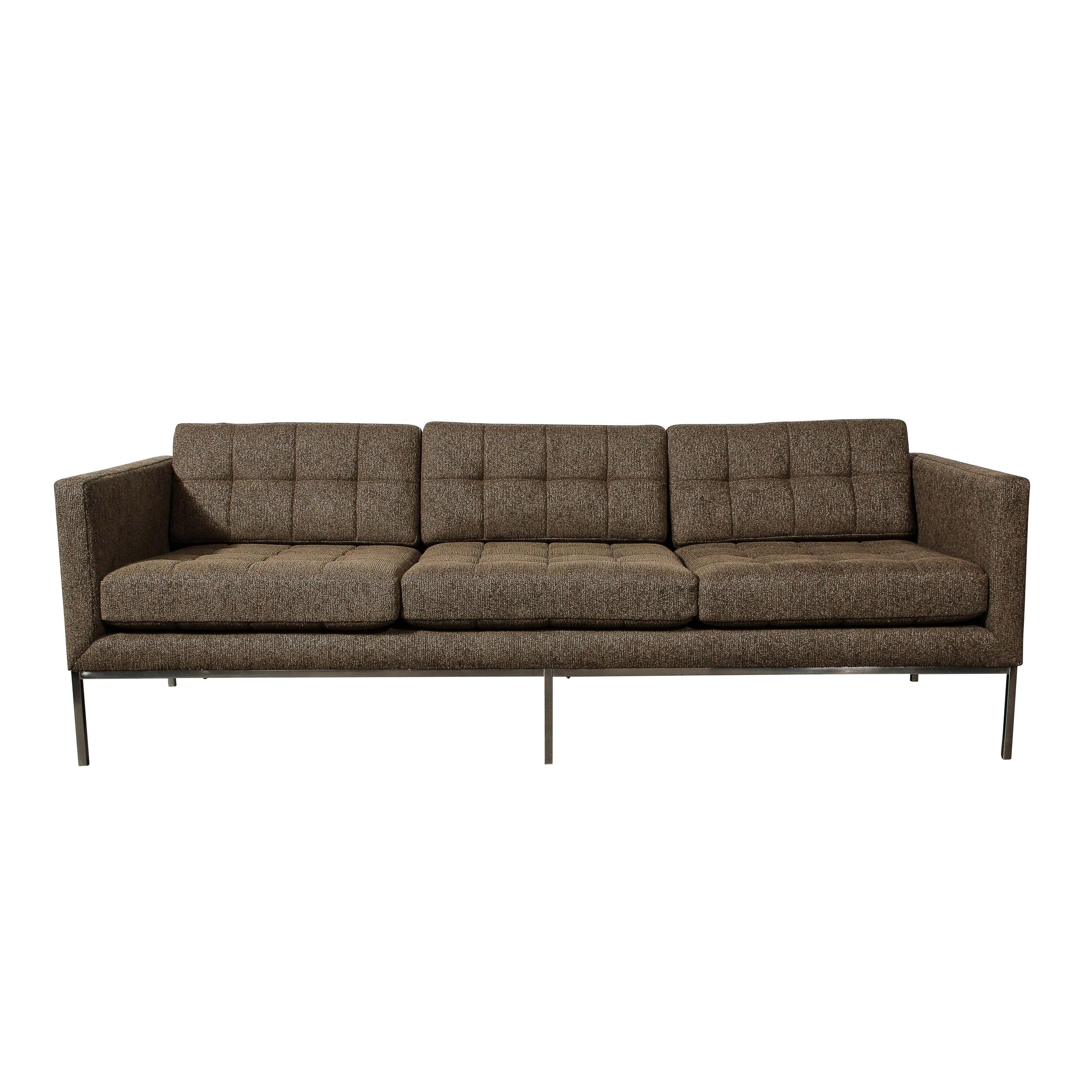 Dieses durchdachte Modernist Biscuit Tufted 'Relaxed' Sofa in Holly Hunt Polsterung ist von Florence Knoll, aus den Vereinigten Staaten, Circa 2000. Der Sofakorpus mit seinem verchromten Gestell und den minimalen, geradlinigen Säulen ist mit einem