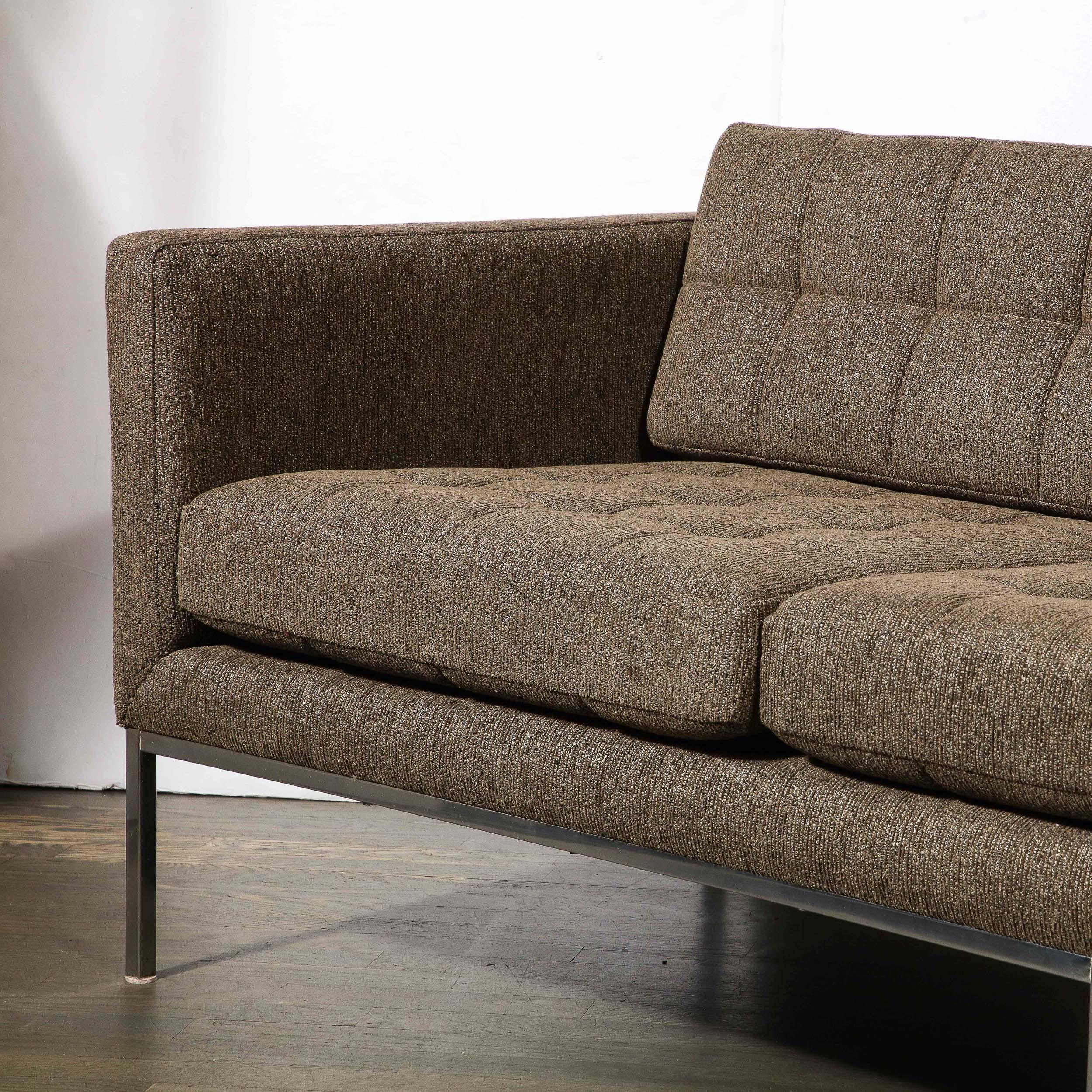 Modernistisches getuftetes Sofa „Relaxed“ aus Biskuit in Holly Hunt-Stoff von Florence Knoll  (amerikanisch) im Angebot