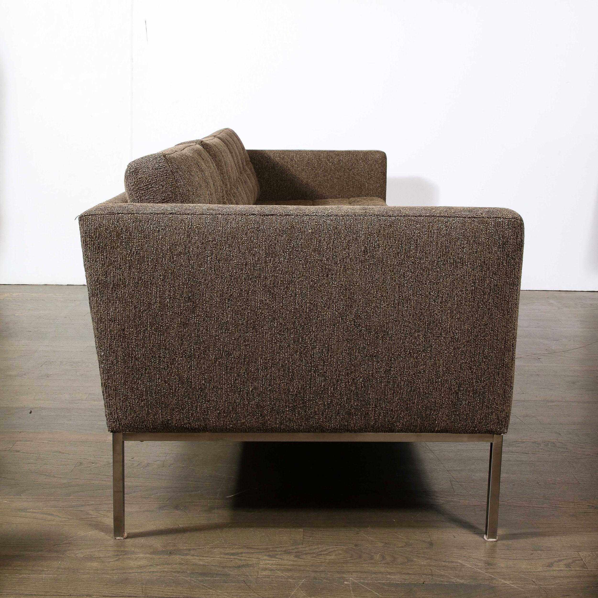Modernistisches getuftetes Sofa „Relaxed“ aus Biskuit in Holly Hunt-Stoff von Florence Knoll  im Angebot 3