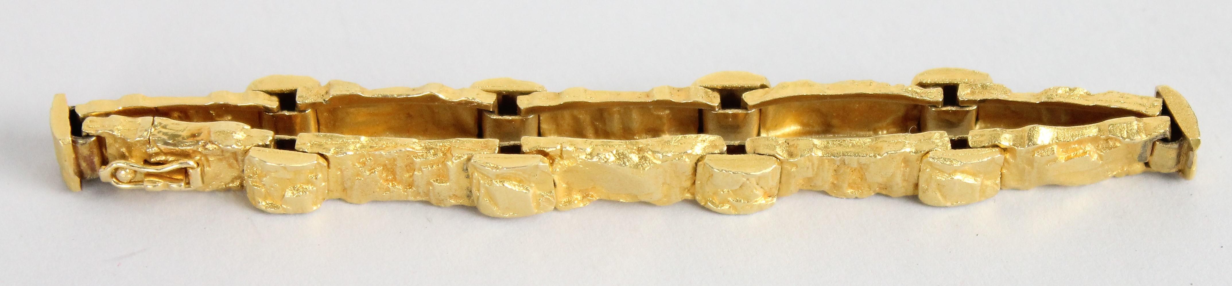 Very nice and typical bracelet by Björn Weckström for Lapponia Finland.
Made in 18k gold. Fully marked. Great condition.

Björn Weckström is regarded to be one of Scandinavia's top jewelry designers during the 20th Century.