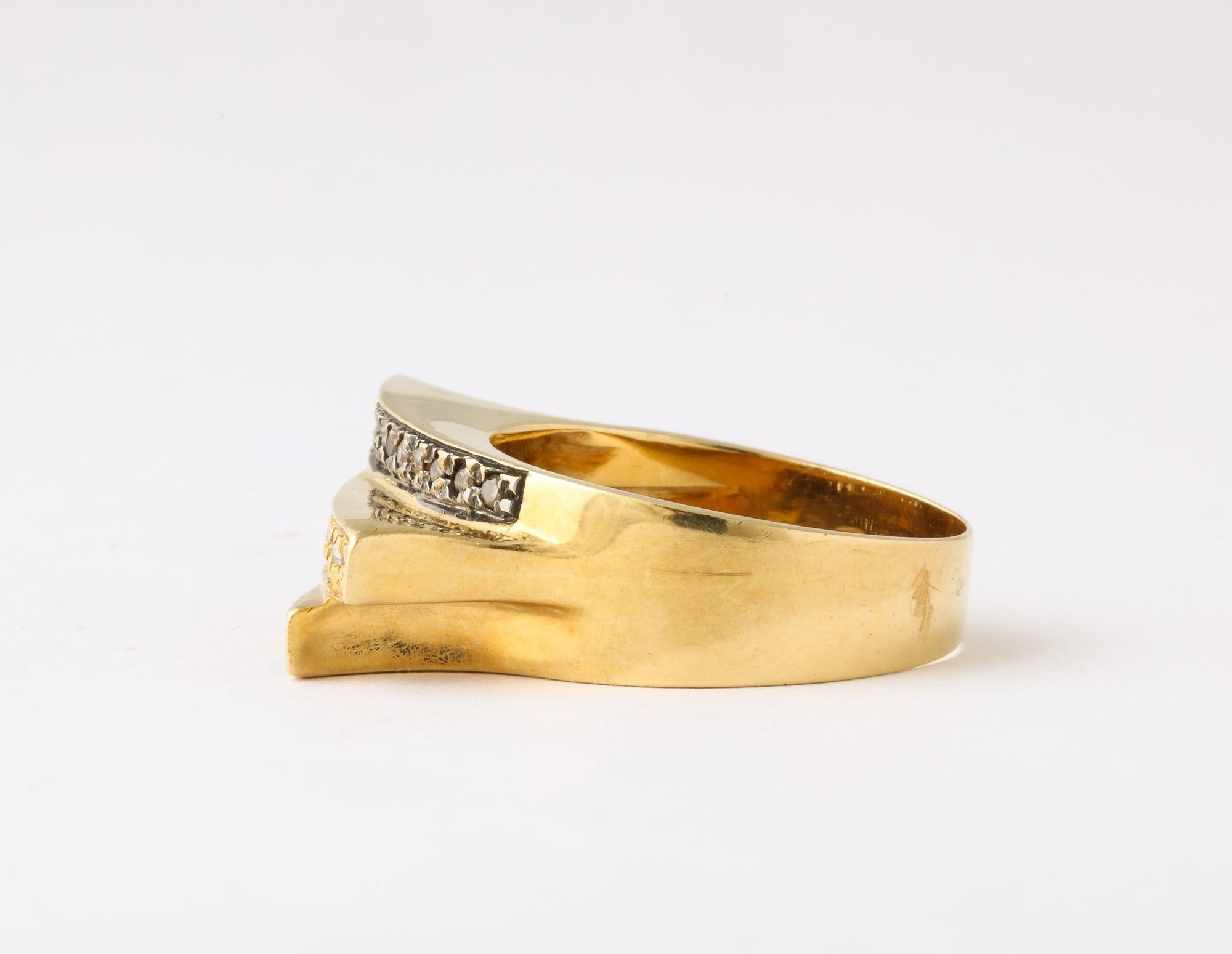 Bague moderniste en or et diamants noirs et blancs Bon état - En vente à New York, NY
