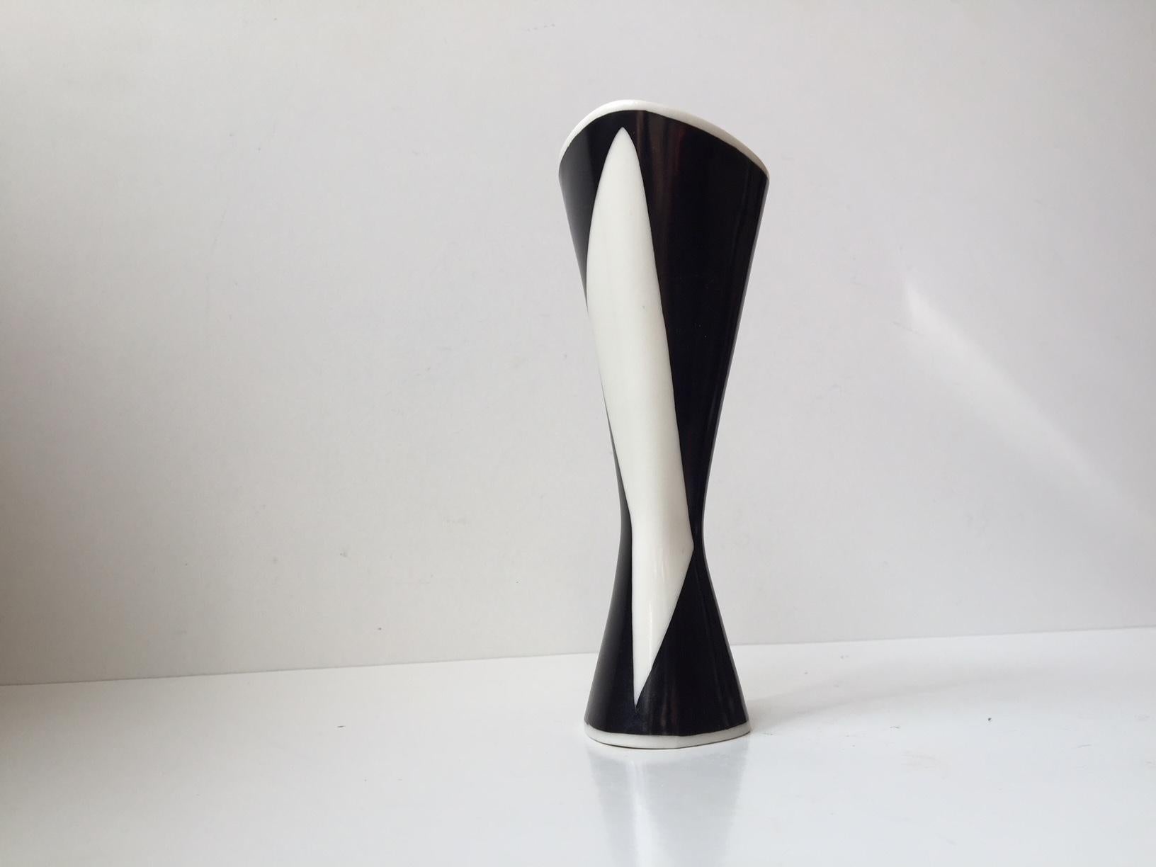 Diese schwarz-weiße Porzellanvase von Lindner zeichnet sich durch kontrastreiche geometrische Formen aus und erinnert an den italienischen Modernismus.