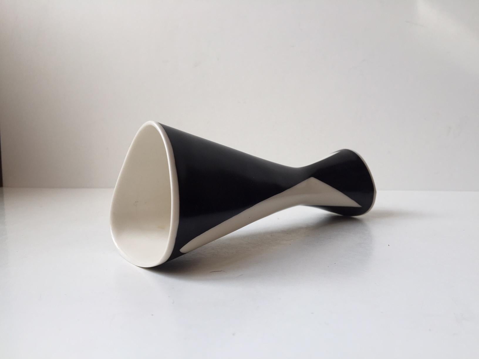 Modernistische schwarz-weiße Porzellanvase von Lindner:: Deutschland:: 1950er Jahre im Zustand „Hervorragend“ in Esbjerg, DK