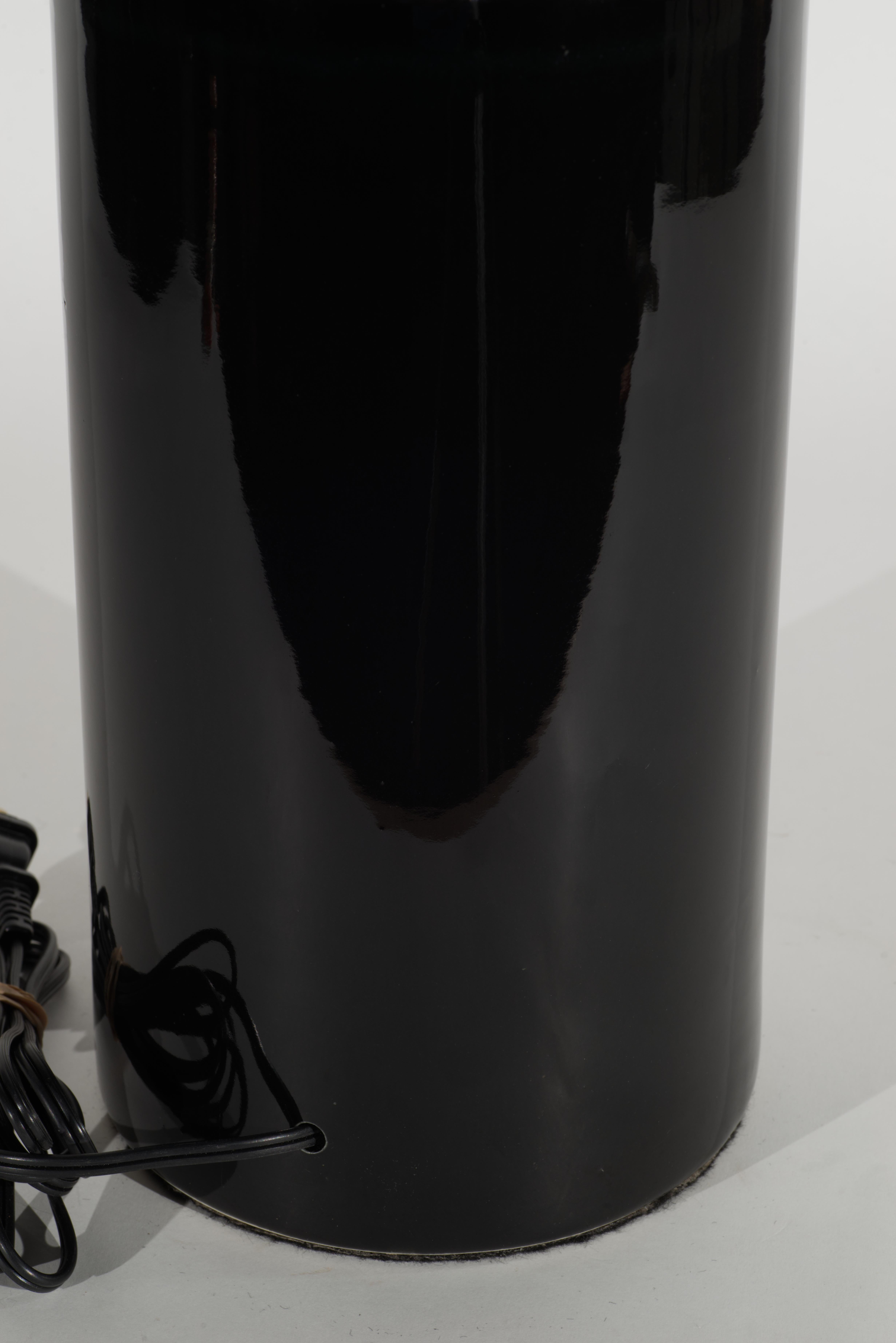 Mid-Century Modern Lampe moderniste en céramique noire avec bande en platine, attribuée à Pierre Cardin en vente