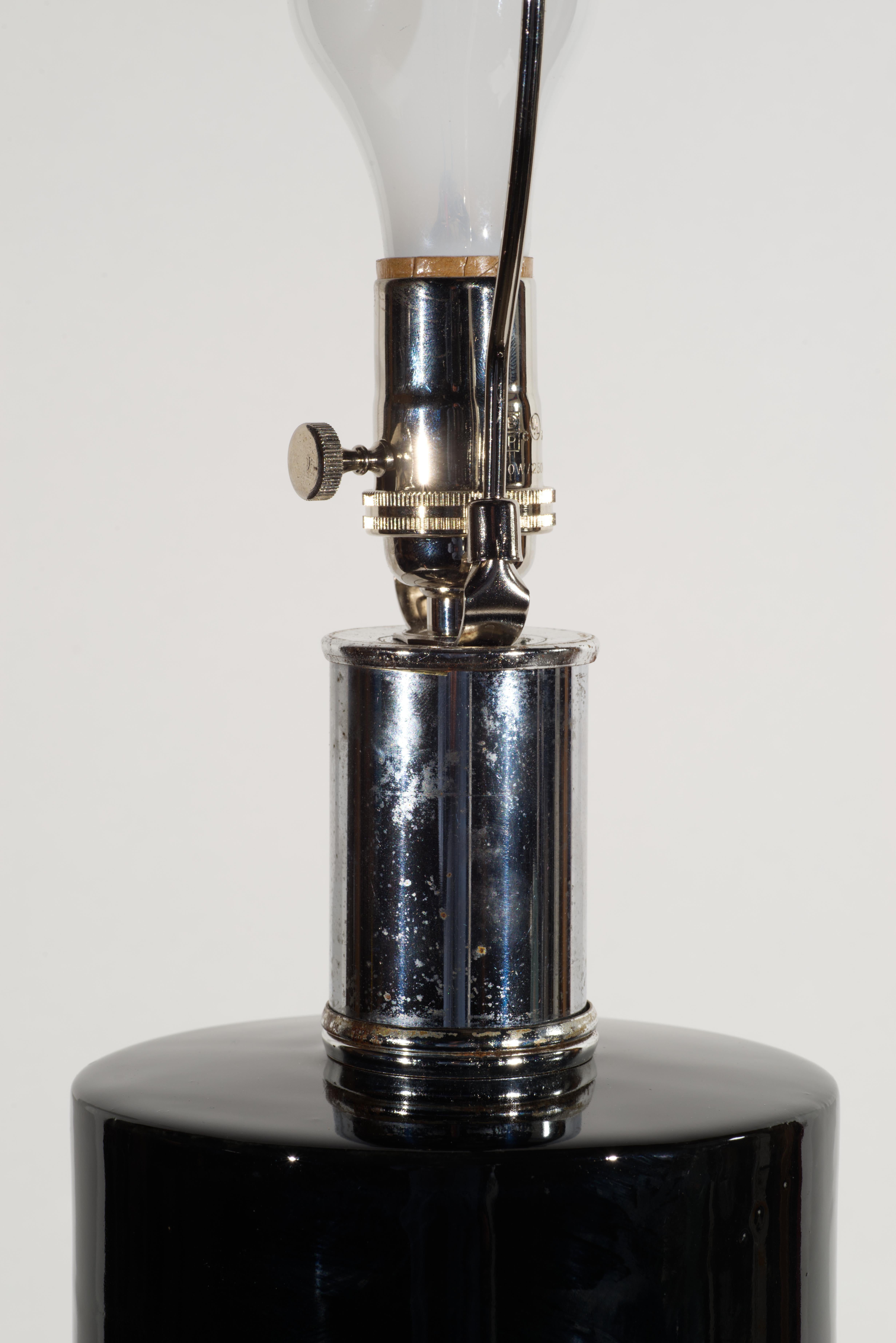 italien Lampe moderniste en céramique noire avec bande en platine, attribuée à Pierre Cardin en vente