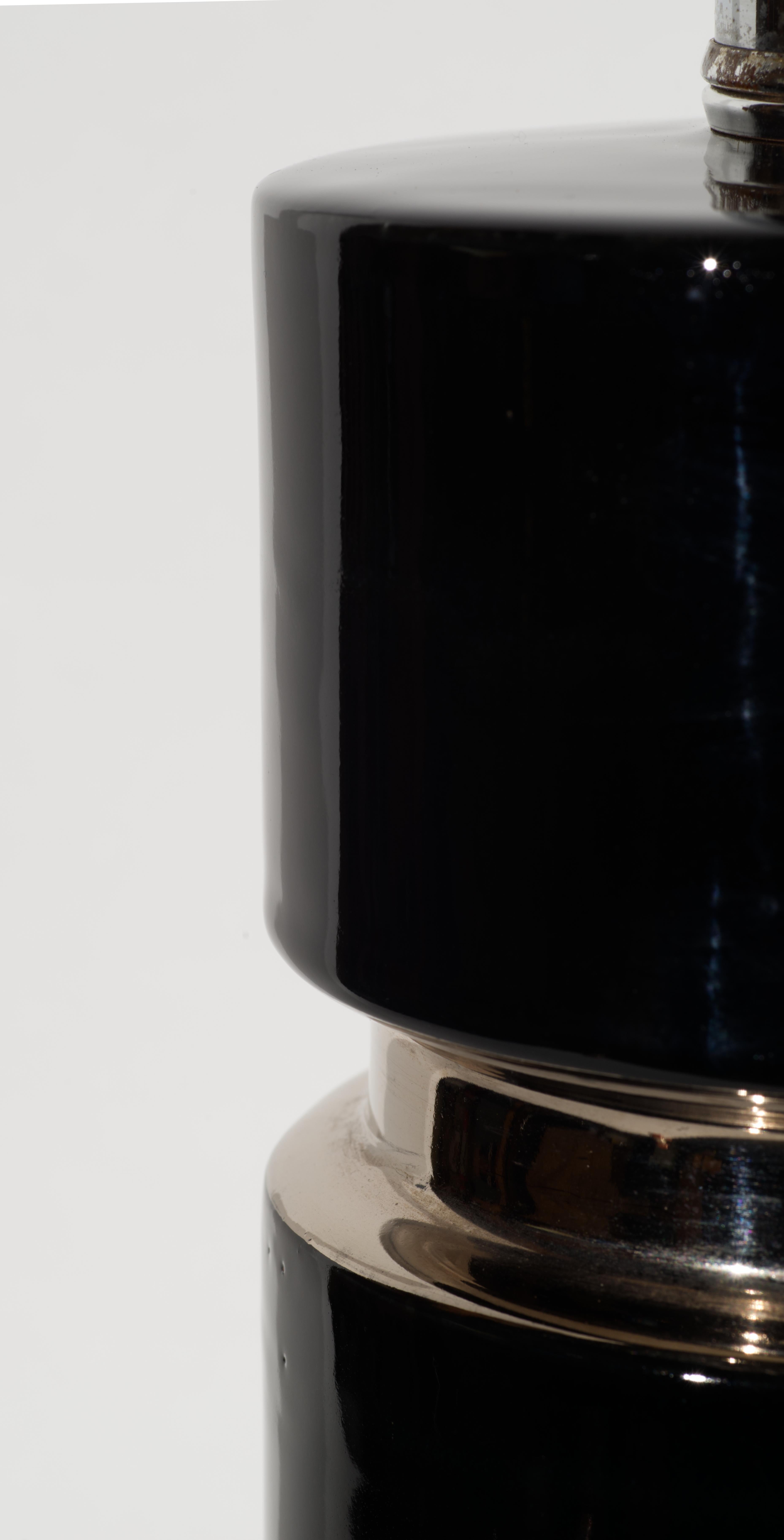 Plaqué Lampe moderniste en céramique noire avec bande en platine, attribuée à Pierre Cardin en vente