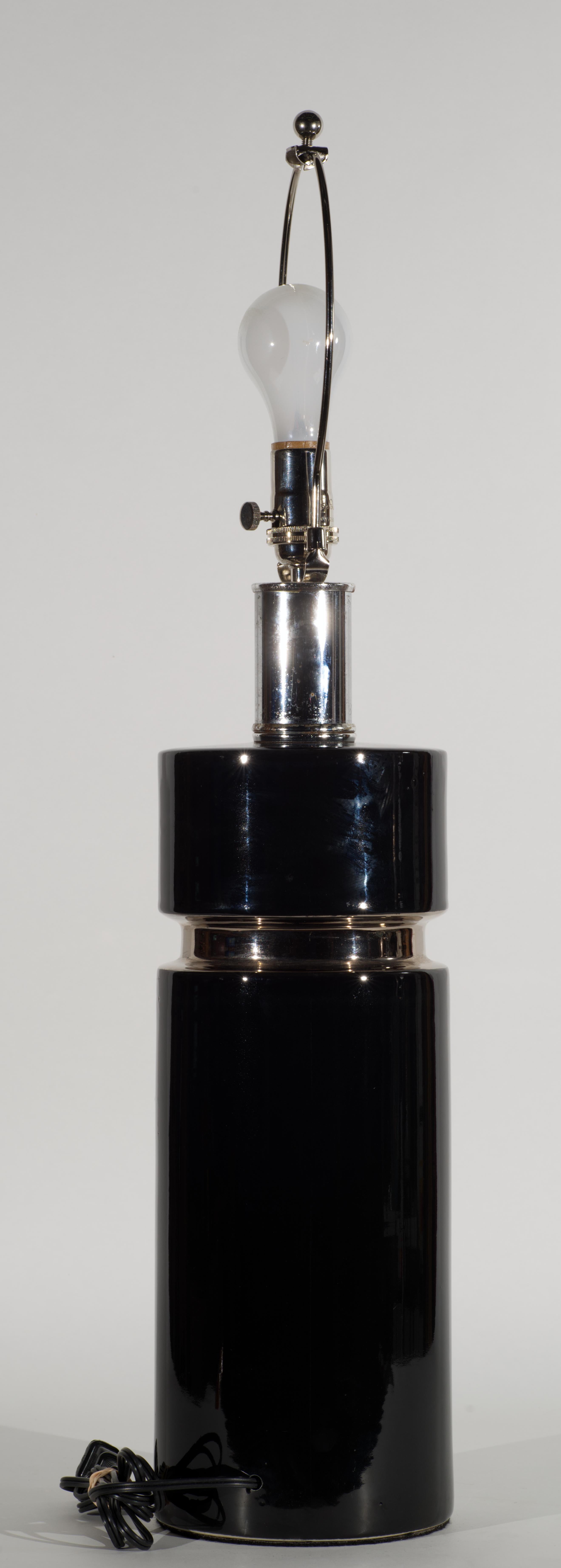 Lampe moderniste en céramique noire avec bande en platine, attribuée à Pierre Cardin Bon état - En vente à Clifton Springs, NY