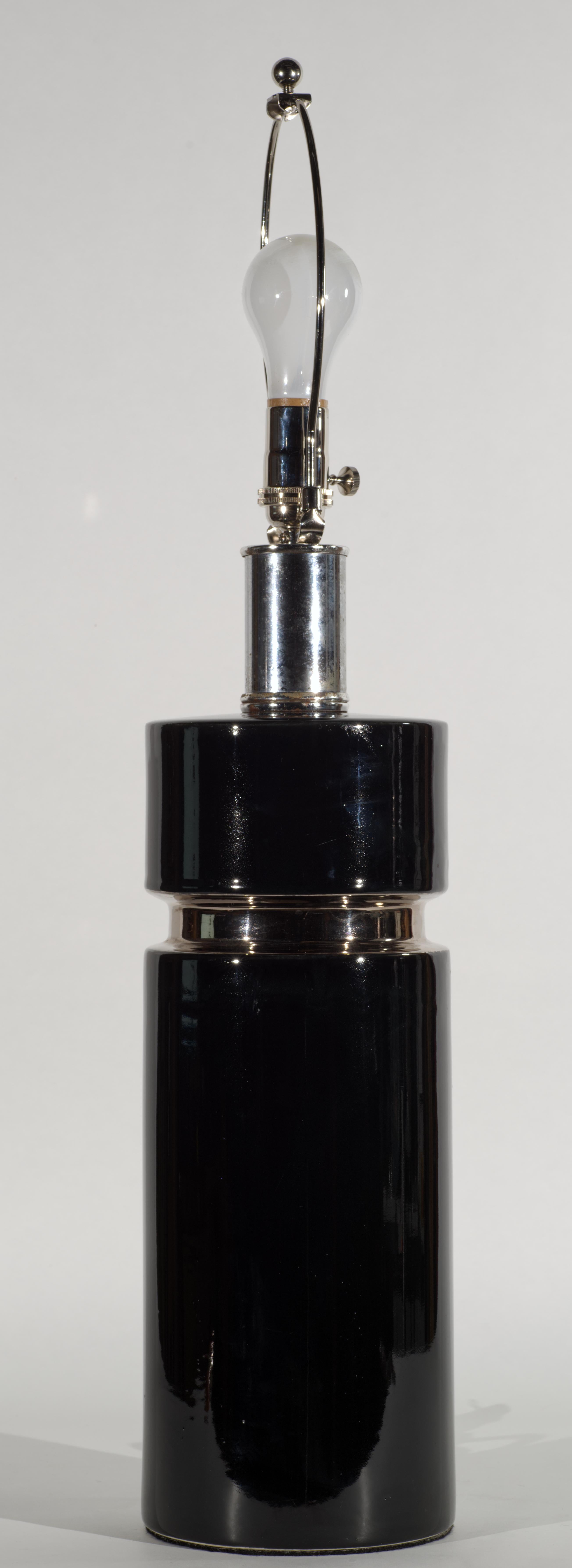 Poteries Lampe moderniste en céramique noire avec bande en platine, attribuée à Pierre Cardin en vente