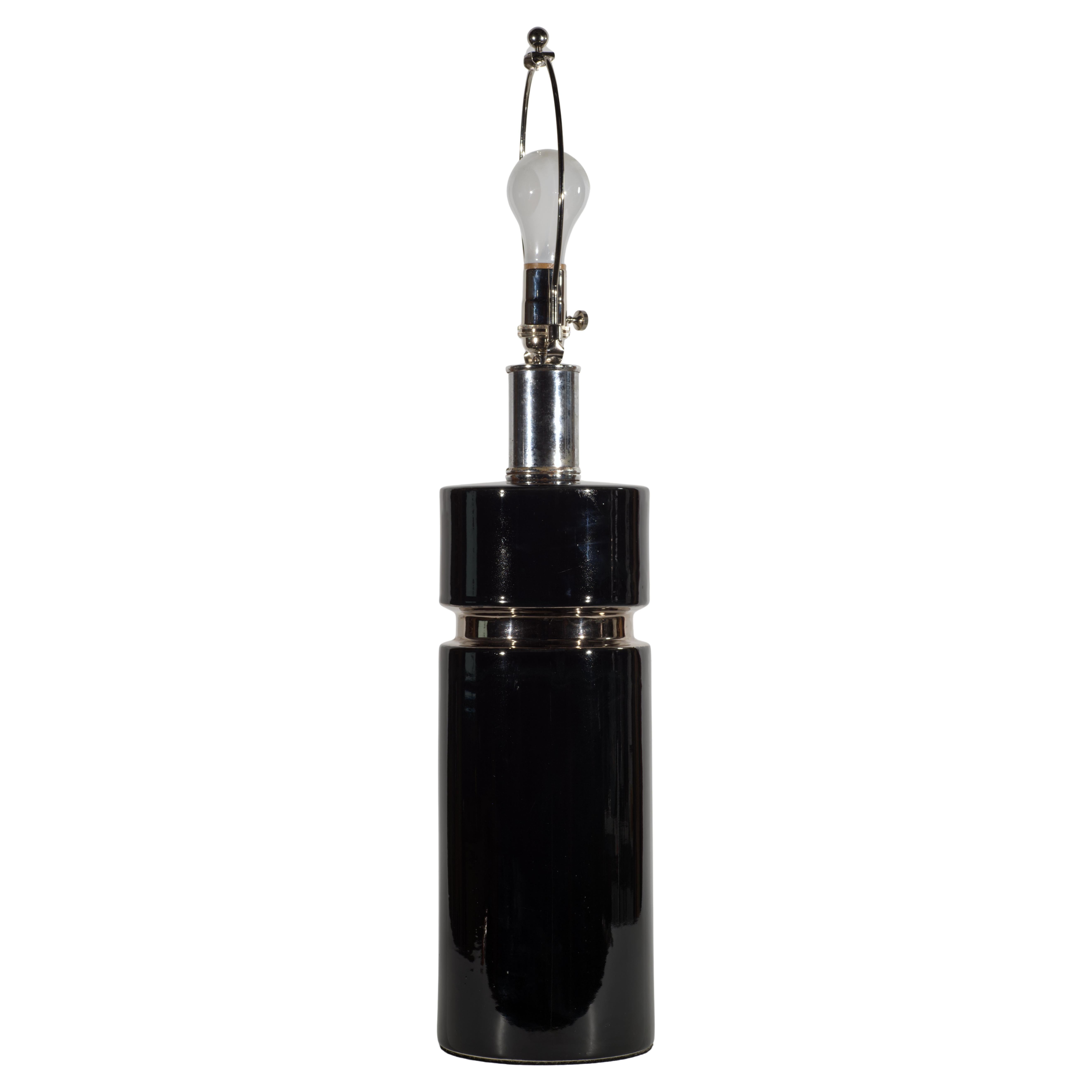 Lampe moderniste en céramique noire avec bande en platine, attribuée à Pierre Cardin en vente