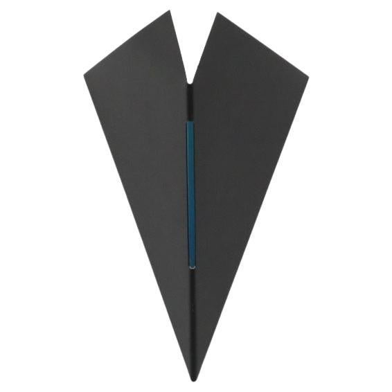 Modernistischer schwarz emaillierter geometrischer wandleuchter mit blauem glasstab von Egoluce