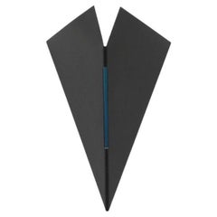Modernistischer schwarz emaillierter geometrischer wandleuchter mit blauem glasstab von Egoluce