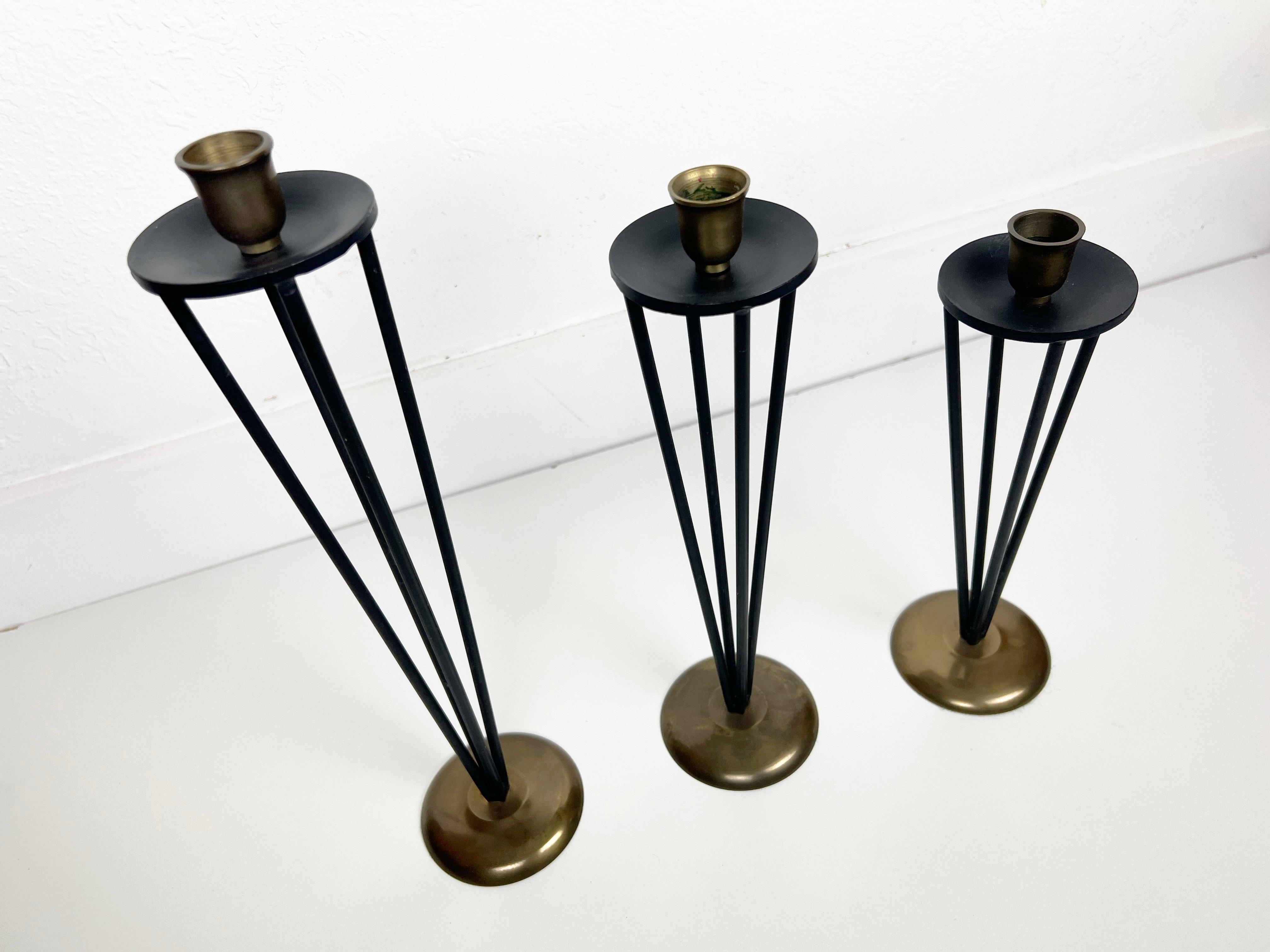 Vintage set of three black enameled metal and brass candleholders in varying size. 

Origin: USA

Year 1950-60s

Dimensions: (15