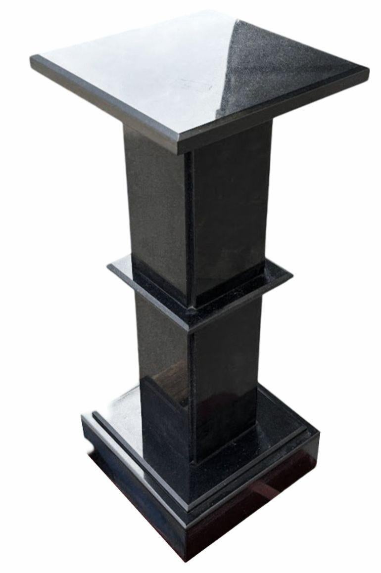 Pedestal cuadrado modernista de granito negro mediados del siglo XX en venta