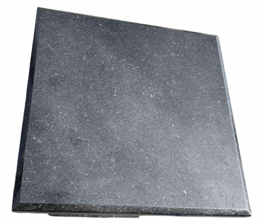 Pedestal cuadrado modernista de granito negro en venta 1