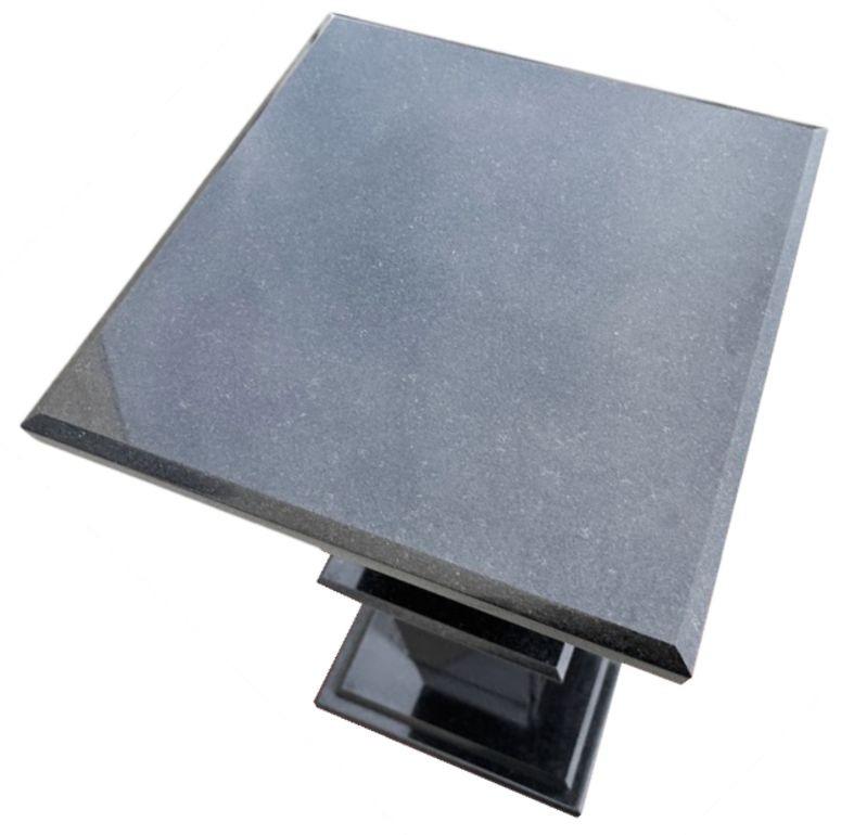 Pedestal cuadrado modernista de granito negro en venta 2