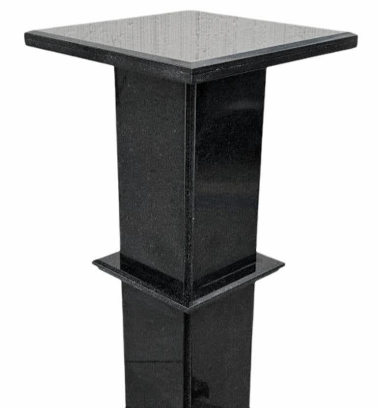 Pedestal cuadrado modernista de granito negro en venta 3