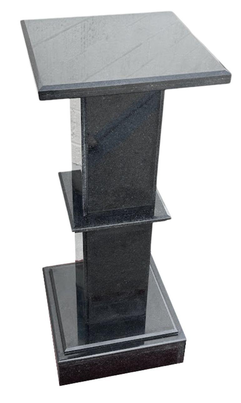 Pedestal cuadrado modernista de granito negro en venta 4